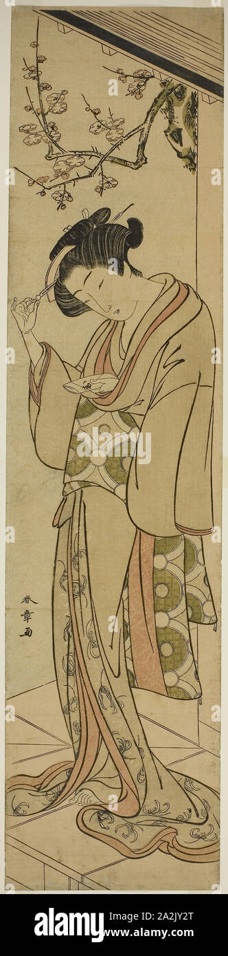 Frau auf der Veranda über ein Love-Letter, der Mitte oder gegen Ende der 1770er Jahre zu öffnen, Shunsho Katsukawa 勝川 春章, Japanisch, 1726-1792, Japan, Farbe holzschnitt, breite hashira-e, 69 x 16,7 cm (27 1/8 x 6 9/16 Zoll Stockfoto