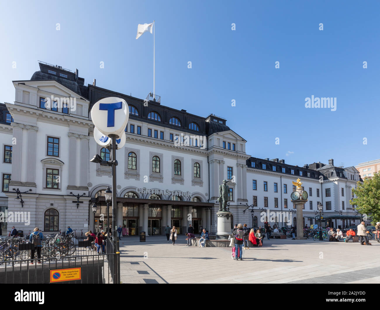 Stockholm, Schweden, 2019: Hauptzugang zum Hauptbahnhof, dem Hauptbahnhof in Stockholm. Davor steht eine Statue von Nils Ericson. Stockfoto