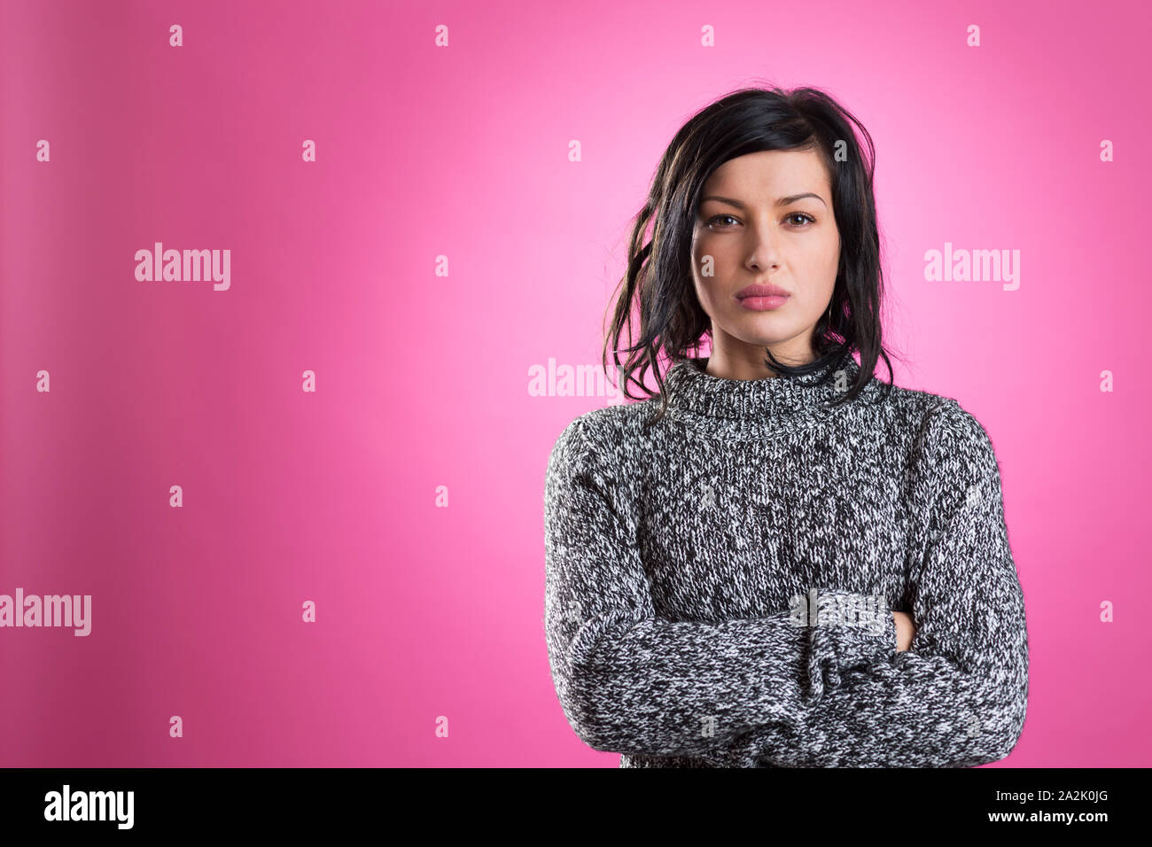 Portrait von umgekippt Mädchen mit unordentlichen Blick und verschränkte die Arme. Stockfoto