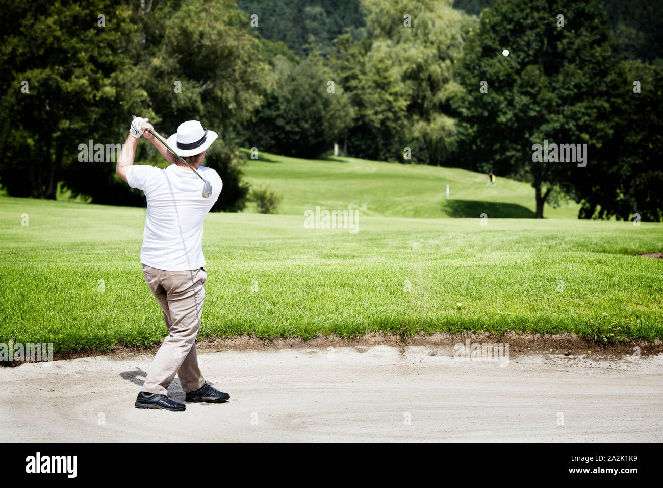 Golfspieler Splitterung in Bunker. Stockfoto