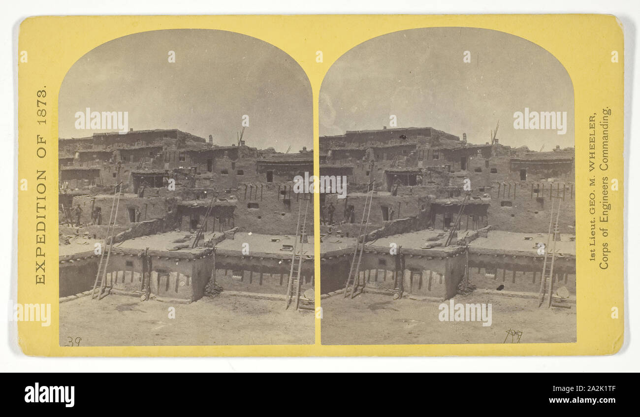 Indian Pueblo der Zuni, New Mexico, Blick aus dem Innenraum. Das Pueblo oder Stadt, umschließt einen viereckigen Raums, in dem sich die Ruinen einer Kirche unter der Leitung des Jesuiten erbaut. Die Häuser sind eine über der anderen auf die Höhe von fünf oder sechs Stockwerke gebaut. Die Eingänge meist von oben sind, der Auf- und Abstieg von Leitern, 1873, Timothy O'Sullivan (American, geboren in Irland, 1840 - 1882), von George Wheeler für den Krieg Abteilung, Korps der Ingenieure, U.S. Army, Usa, Eiklar drucken, Stereo, Nr. 16 vom Geographischen der Serie "Erkundungen in Betrieb genommen Stockfoto