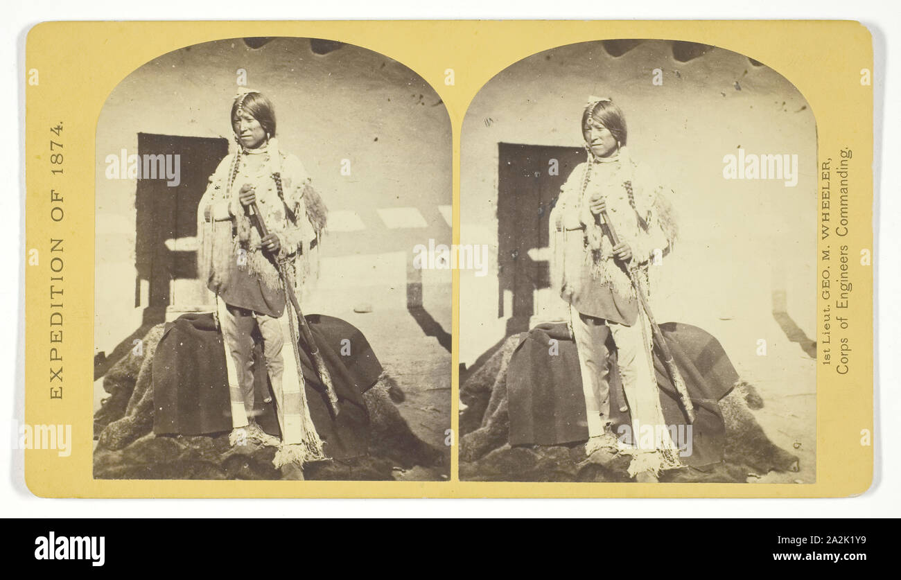 Shee-Zah-nan-tan, Jicarilla Apache Brave in charakteristischen Kostüm, Northern New Mexico, 1874, Timothy O'Sullivan (American, geboren in Irland, 1840 - 1882), von George Wheeler für den Krieg Abteilung, Korps der Ingenieure, U.S. Army, Usa, Eiklar drucken, Stereo, Nr. 42 aus der Geographischen der Serie 'Erkundungen und Befragungen West Des 100 Meridian in Betrieb genommen Stockfoto