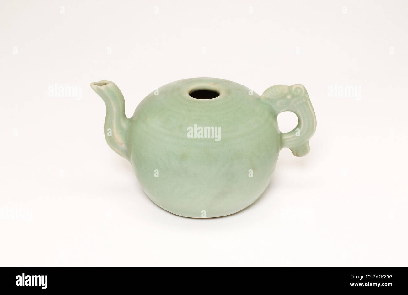 Ewer mit Tier Griff, Yuan Dynastie (1271 - 1368), aus dem 14. Jahrhundert, China, Longquan ware, celadon - glasiert Steinzeug, 6,6 × 11,6 × 7,8 cm (2 5/8 x 4 9/16 x 3 1/16 Zoll Stockfoto