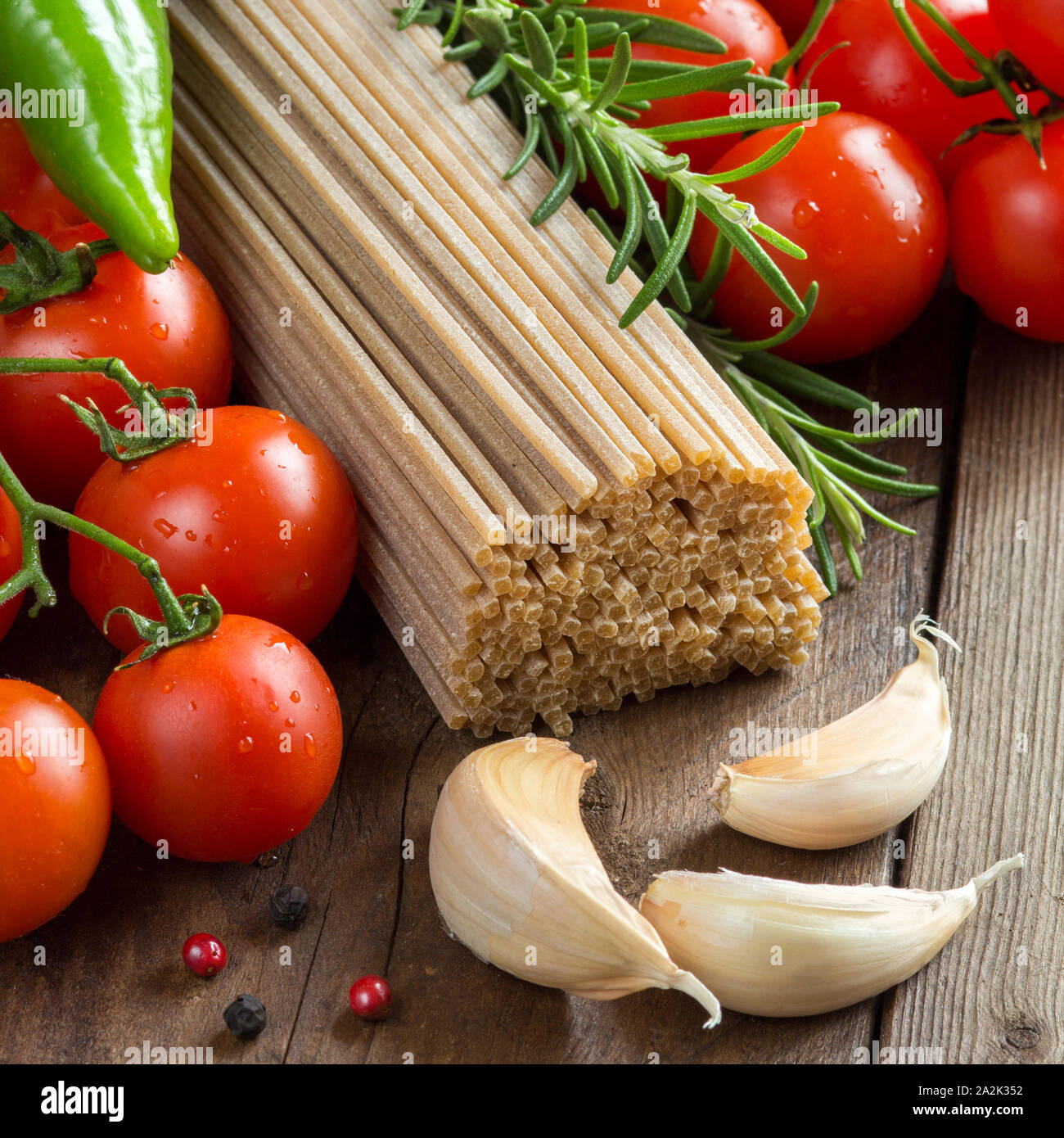 Vollkorn Spaghetti, Gemüse und Kräuter Stockfoto