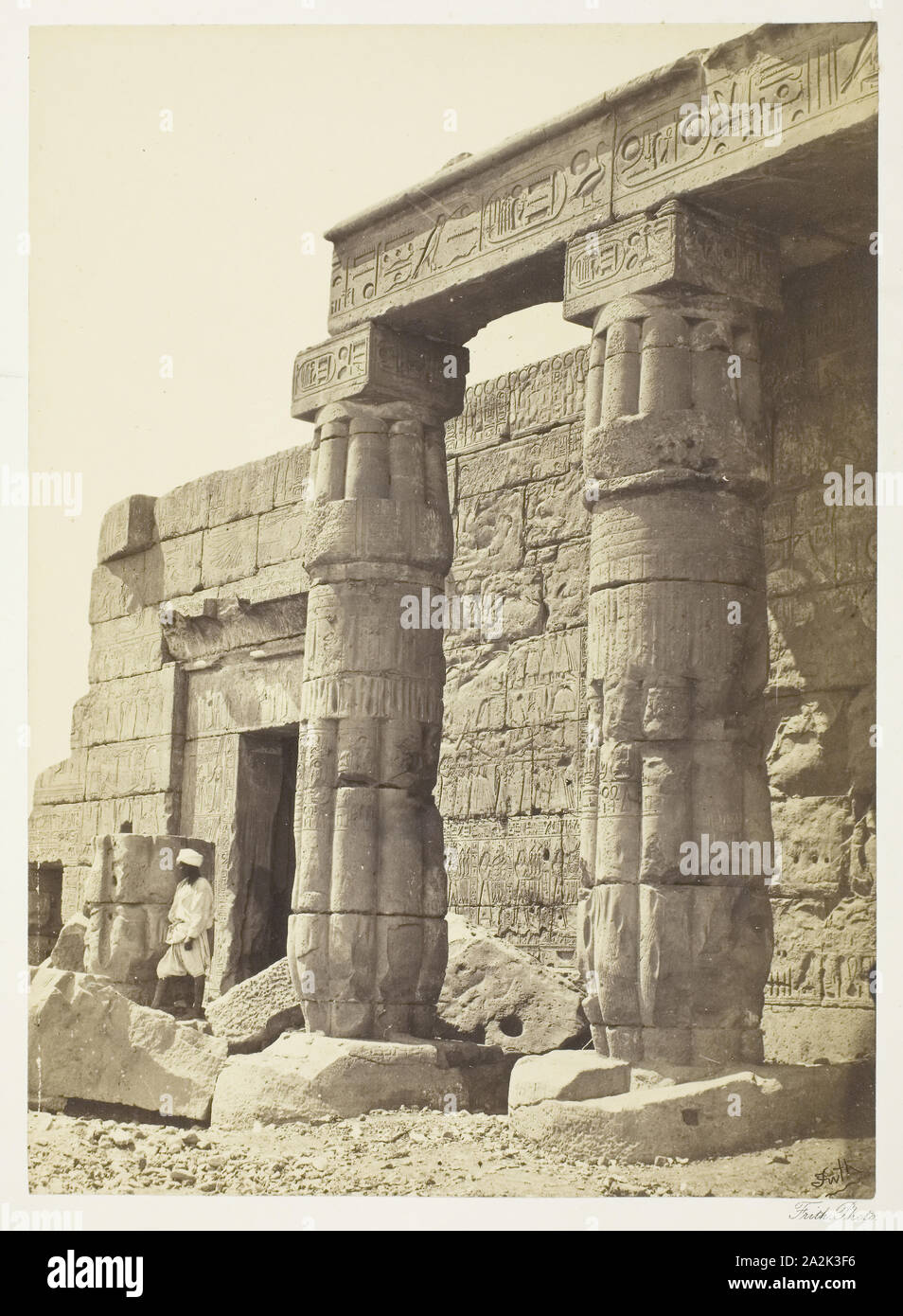 Portikus der Tempel des Goorneh, 1858/62, Francis Frith, Englisch, 1822 - 1898, England, Albumen print, 22 × 16 cm (Bild/Papier), 42,3 × 31,7 cm (mount Stockfoto
