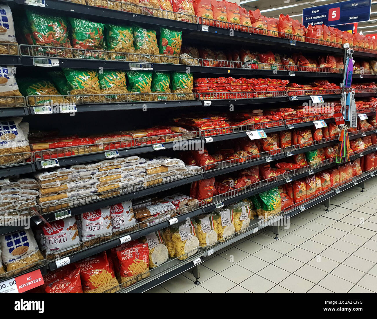 Pasta Gang in ein Pick n Pay Supermarkt, Südafrika Stockfoto