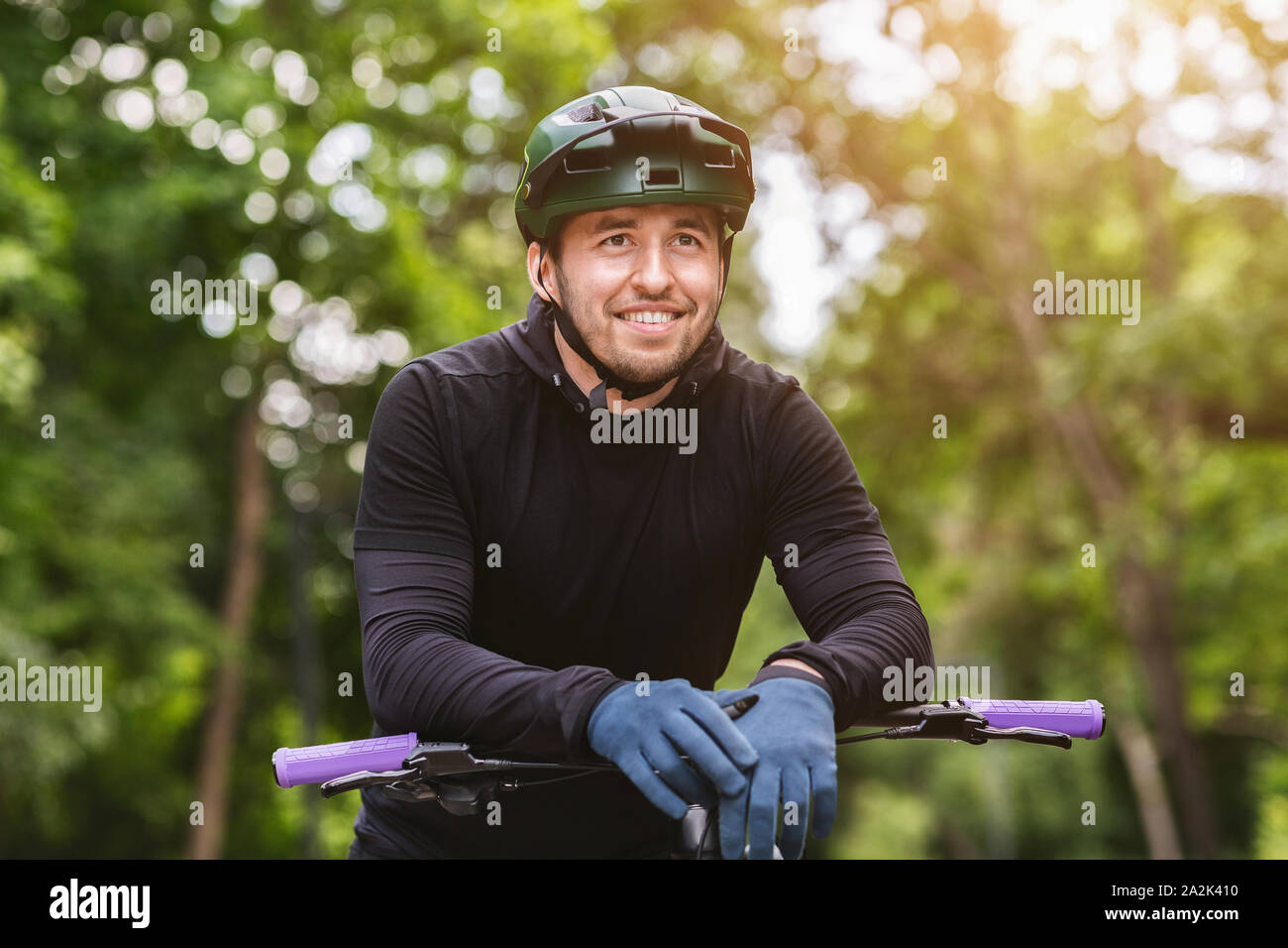 Portrait von Happy biker lehnte sich auf Lenker, in Pause Stockfoto