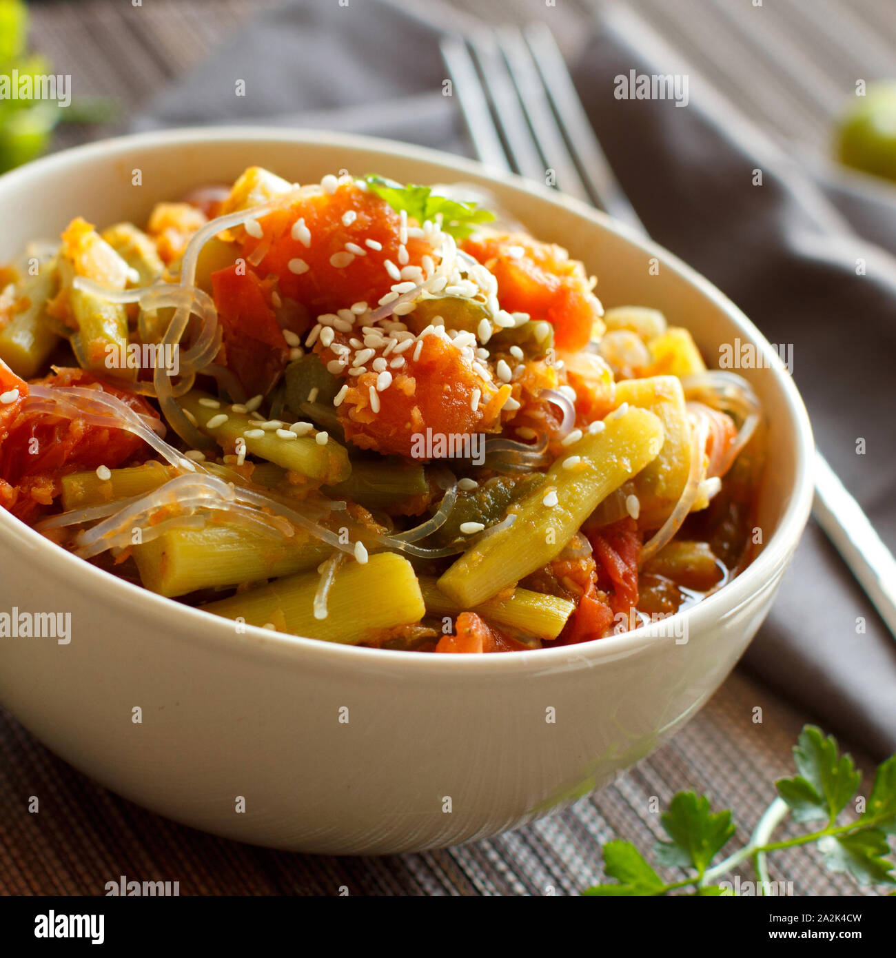 Reis Spaghetti mit Gemüse in einer Schüssel Nahaufnahme Stockfoto