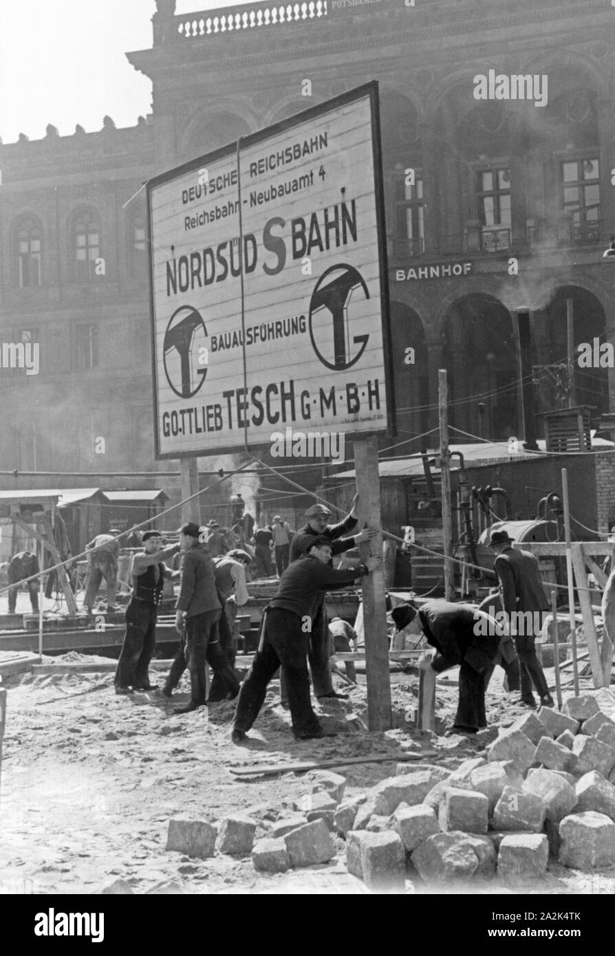 Schild auf der Baustelle der Nord-Süd-S-Bahn in Berlin, aufgestellt durch die Deutsche Reichsbahn und dem Reichsbauamt, neubauamt 4; sterben Bauausführung Stockfoto