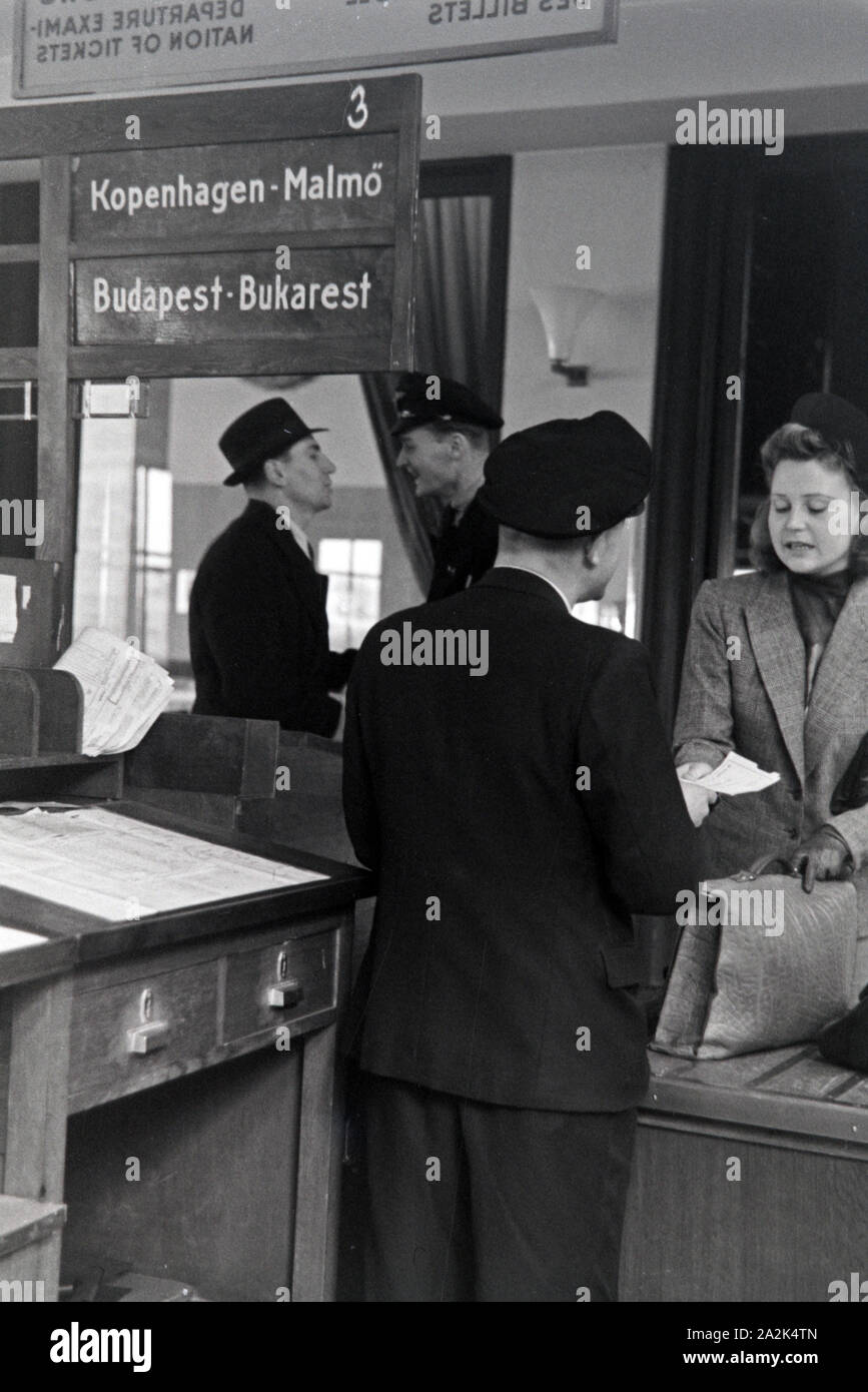 Eine Passagierin mit einem Zollbeamten auf dem Flugplatz Tempelhof in Berlin, Deutschland, 1930er Jahre. Ein weiblicher Passagier mit einem Zollbeamten am Flughafen Berlin Tempelhof, Deutschland 1930. Stockfoto