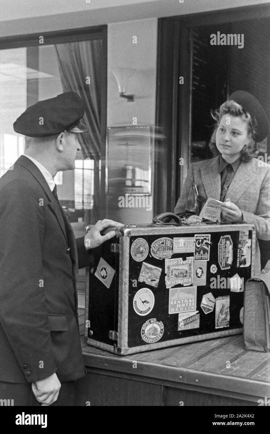 Eine Passagierin mit einem Zollbeamten auf dem Flugplatz Tempelhof in Berlin, Deutschland, 1930er Jahre. Ein weiblicher Passagier mit einem Zollbeamten am Flughafen Berlin Tempelhof, Deutschland 1930. Stockfoto