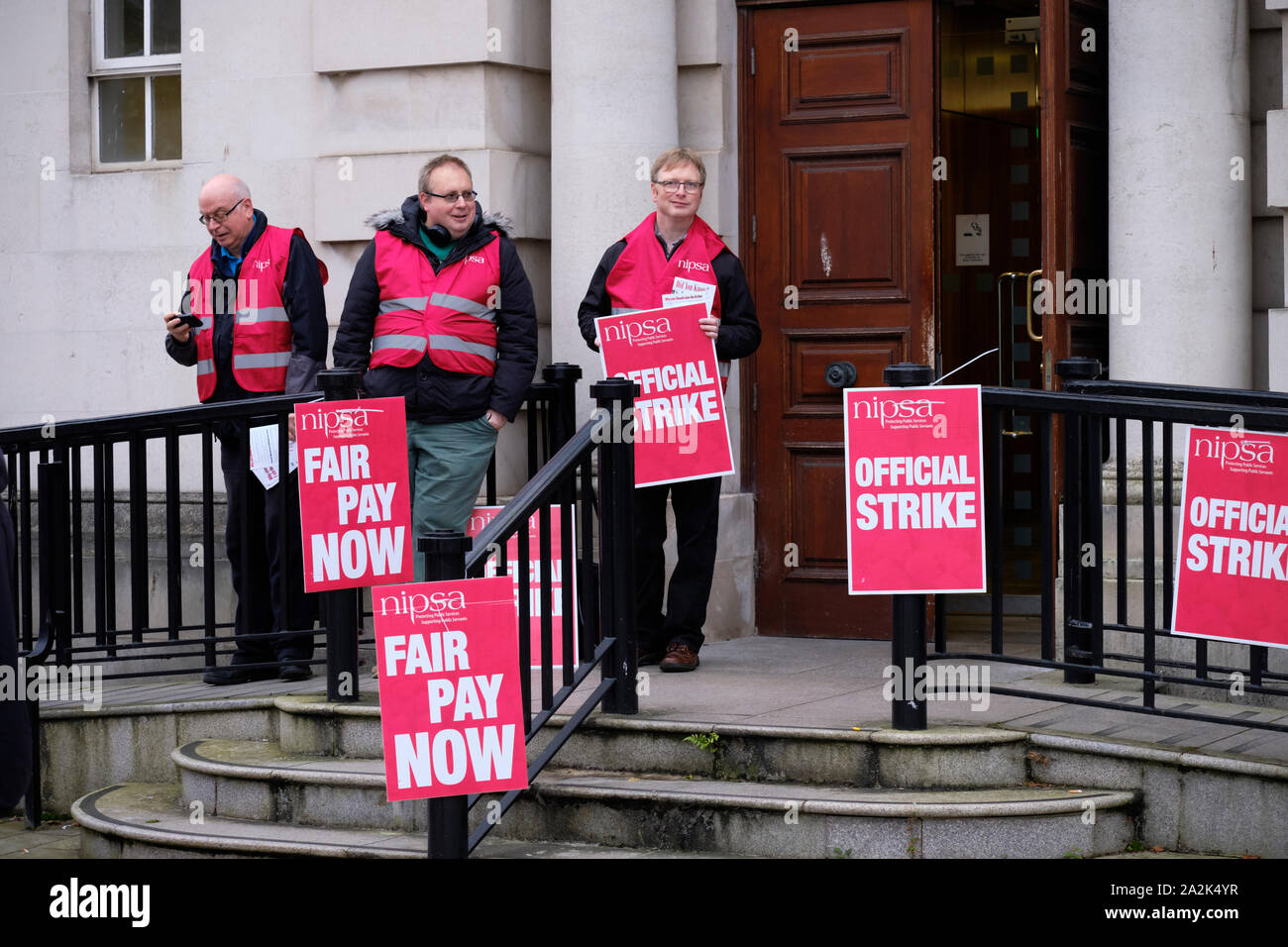 NI öffentlichen Service Mitarbeiter (NIPSA) auf Streik Streikposten vor auf Belfast Court House Stockfoto