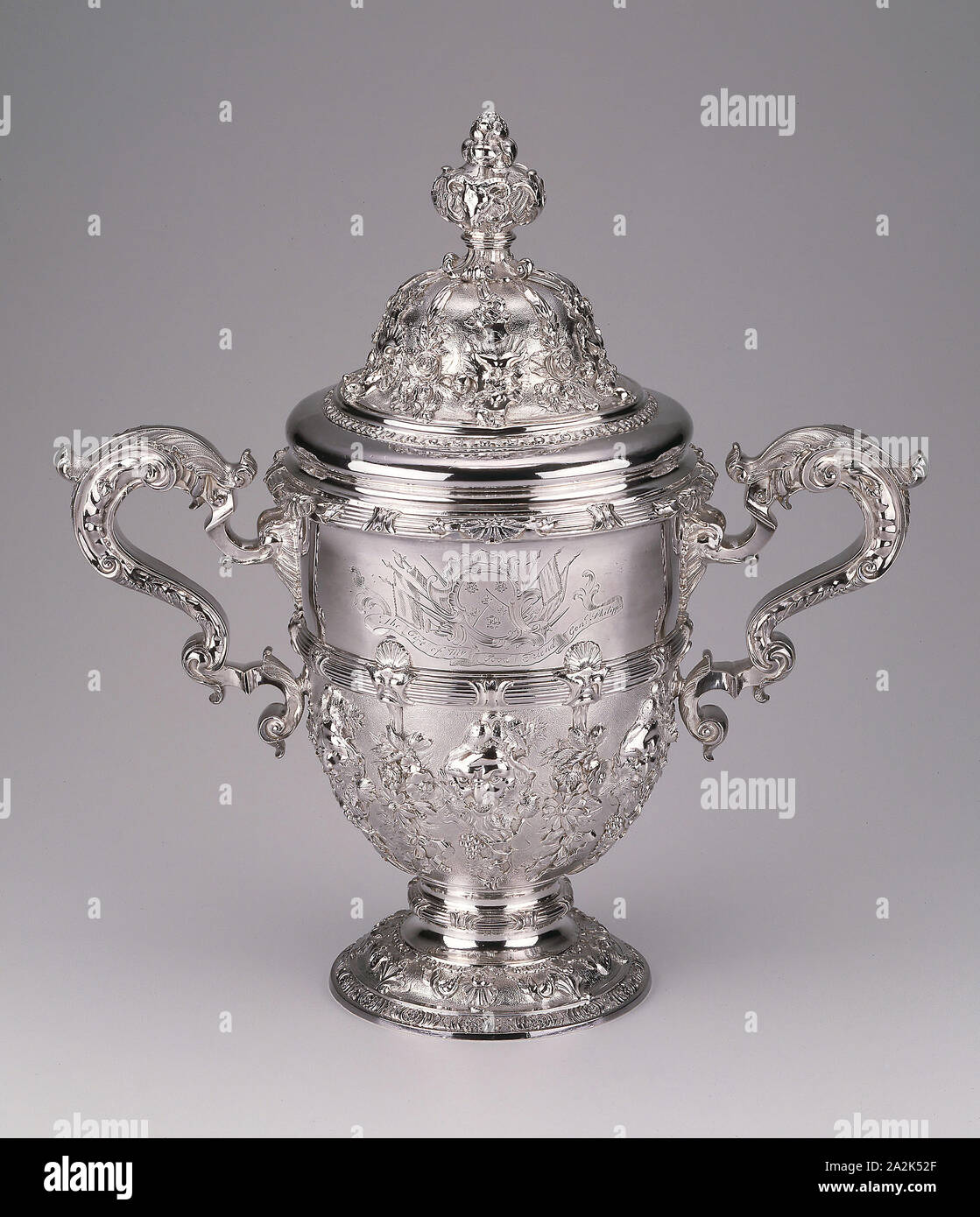 Two-Handled Becher und Deckel, 1739/40, England, London, Paul de Lamerie, 1688-1751, London, Silber, 35,6 × 33,3 × 21,4 cm (14 x 13 1/8 x 6 7/16 in Stockfoto