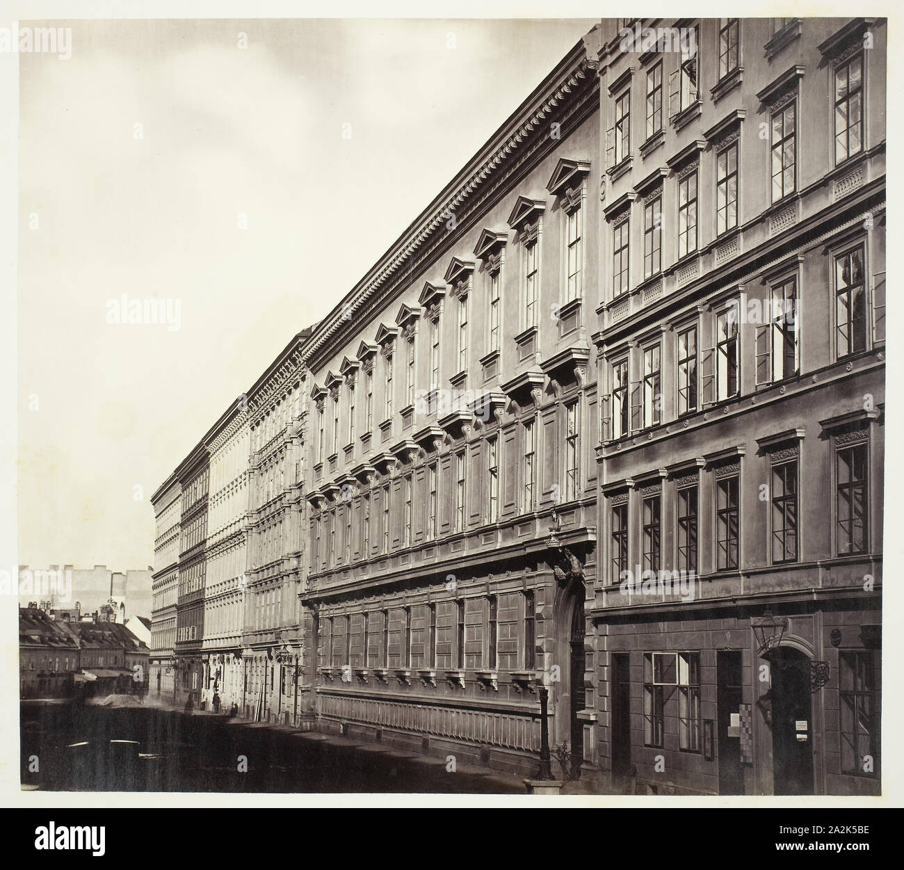 Berggasse Nr. 16, Palais des Grafen Georg Festetics de Tolna, 1860, Österreichische, 19. Jahrhundert, Österreich, Albumen print, 28,4 x 31,7 cm (Bild/Papier), 42,7 × 61,2 cm (album Seite Stockfoto