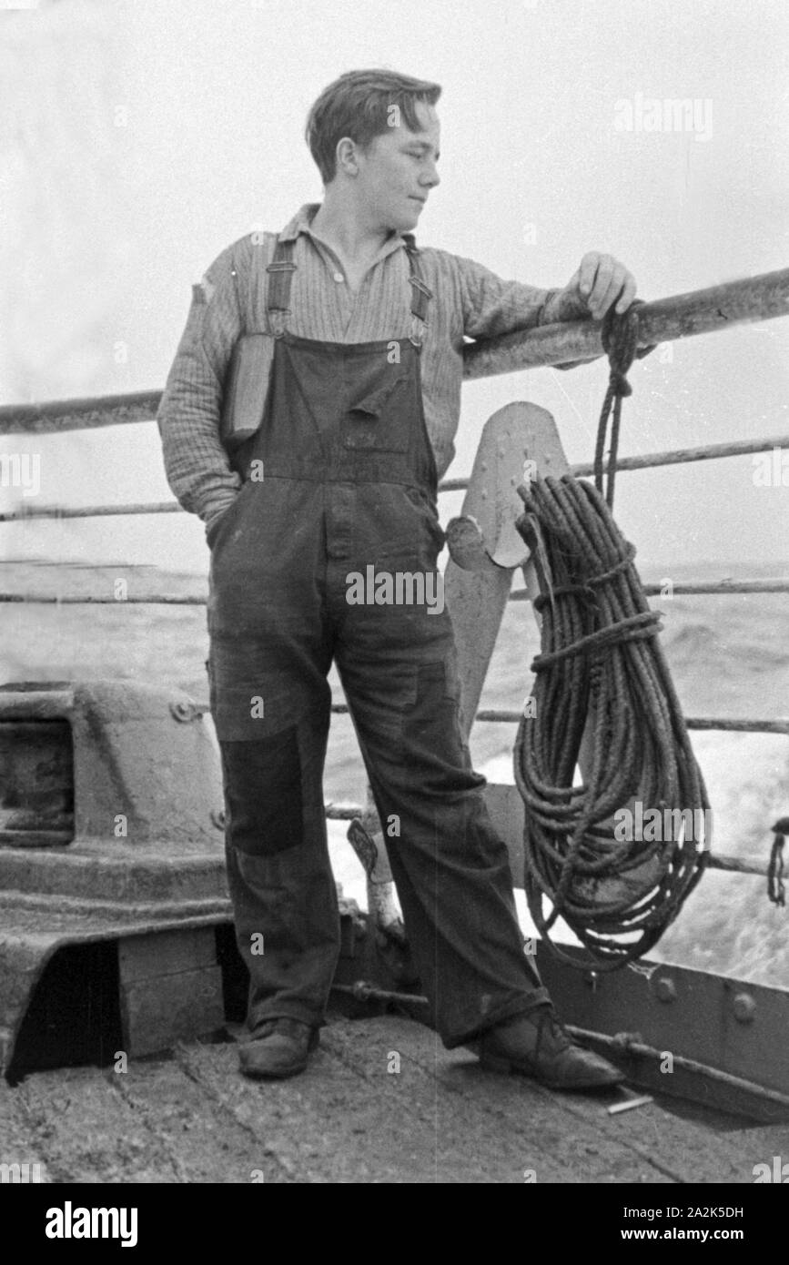Ein Besatzungsmitglied des Fabrikschiffs "Jan Wellem "an der Reling, Südgeorgien, Antarktis, 1930er Jahre. Ein besatzungsmitglied der Fabrik Schiff "Jan Wellem" des Deutschen walfangflotte am Geländer, South Georgia, 1930. Stockfoto