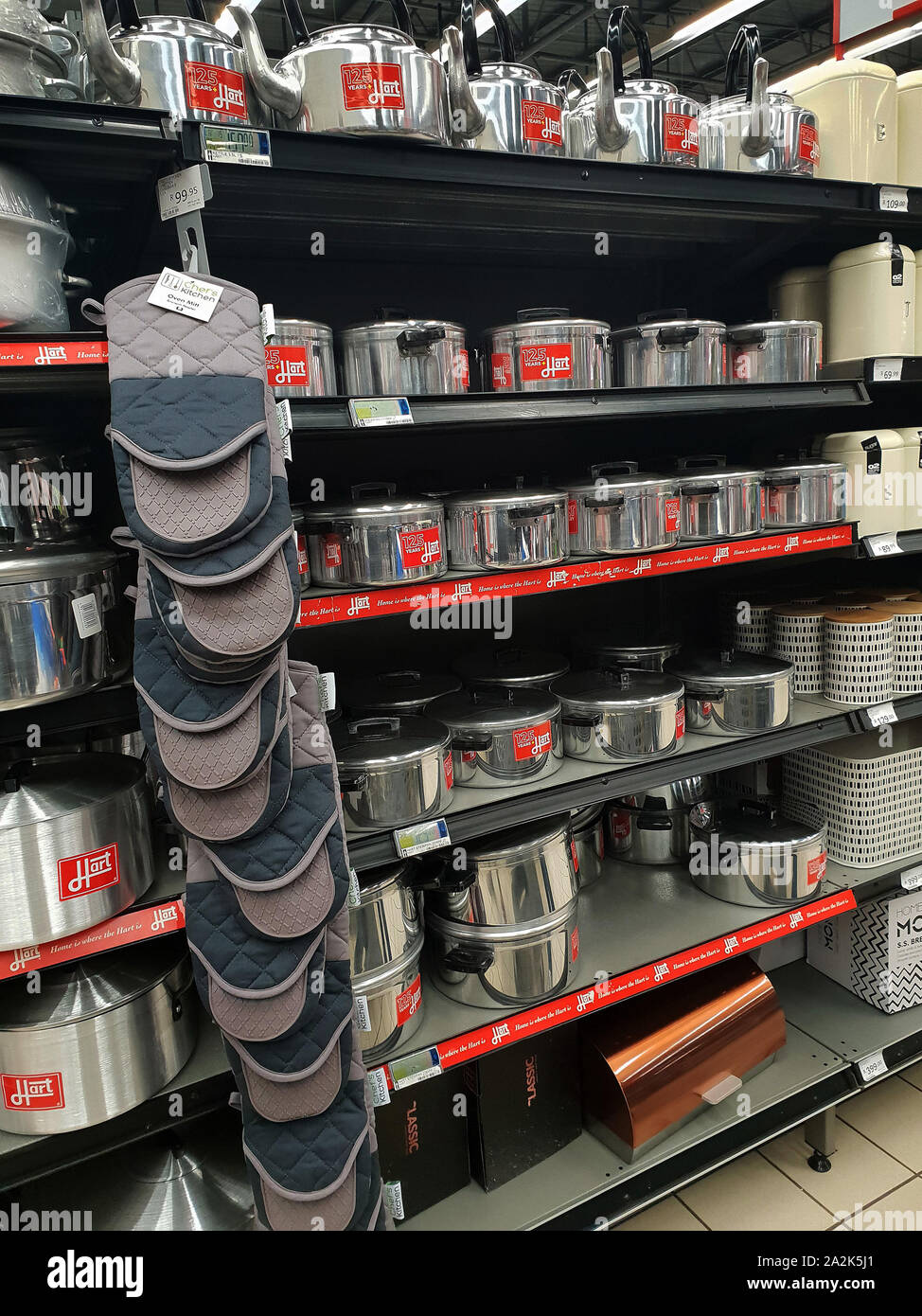 Edelstahl Kochgeschirr Gang in ein Pick n Pay Supermarkt, Südafrika Stockfoto