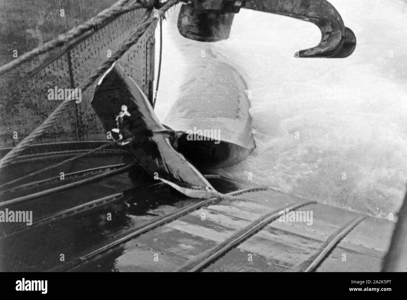 Ein frisch erlegter Wal wird ein Deck eines Schiffs der deutschen Walfangflotte gezogen, 1930er Jahre. Ein frisch gejagt Wal auf dem Deck eines Schiffes der Deutschen Walfangflotte gezogen wird, kann der 1930er Jahre. Stockfoto