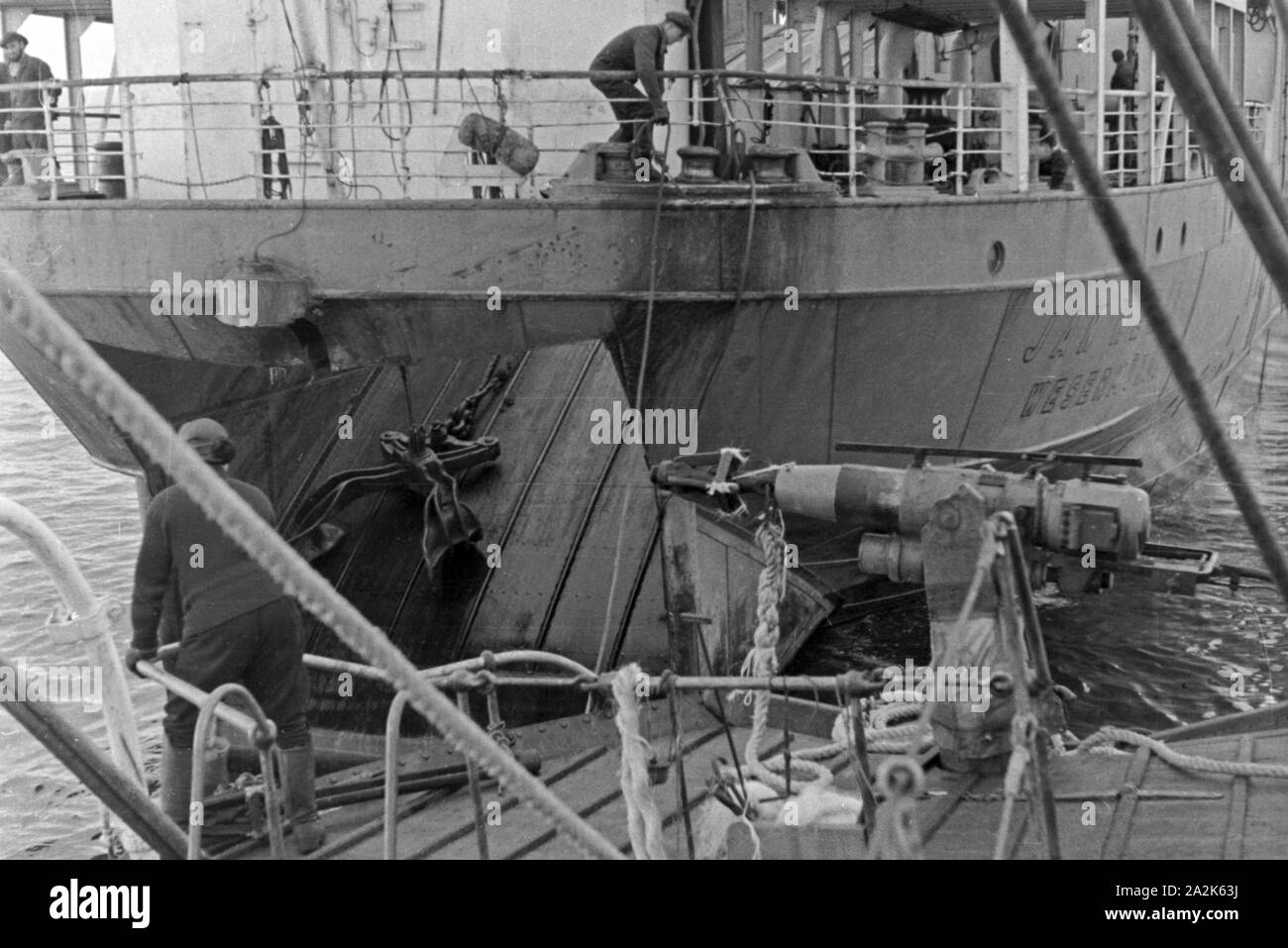Ein Fangboot am Heck des Fabrikschiffs "Jan Wellem", 1930er Jahre. Ein Walfang Boot am Heck des Fabrikschiffs "Jan Wellem", 1930er Jahre. Stockfoto