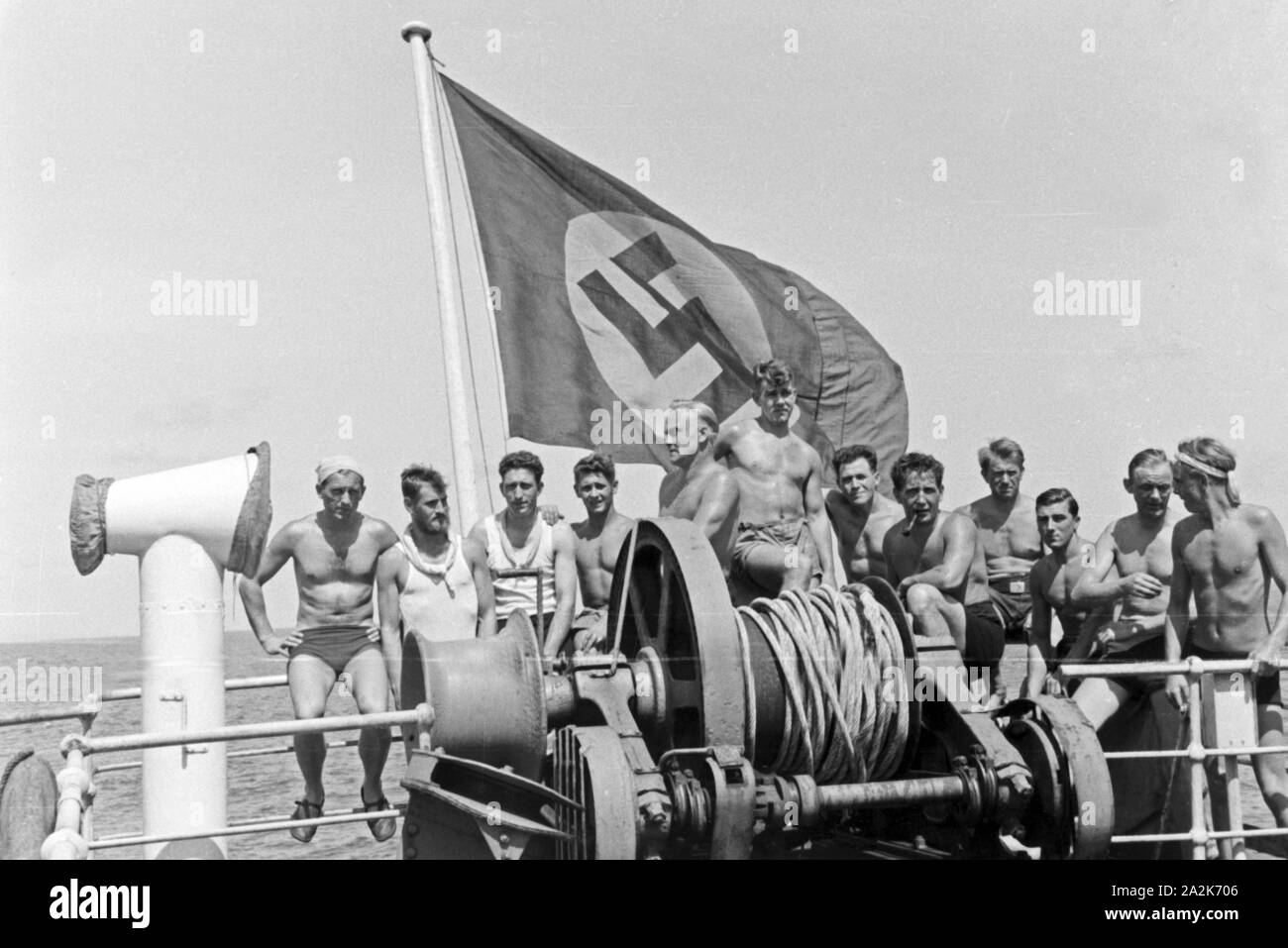 Sterben unter Mannschaft des Fabrikschiffs "Jan Wellem" der Reichsflagge am Heck des Schiffs, 1930er Jahre. Die Crew der Fabrik Schiff "Jan Wellem" unter der Flagge am sten, 1930er Jahre. Stockfoto