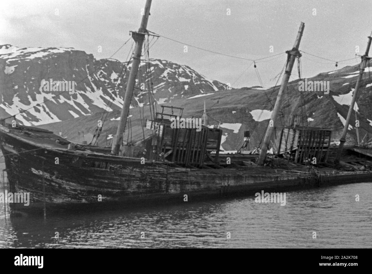 Blick in ein abgeracktes Schiff im Hafen von Südgeorgien, 1930er Jahre. Blick auf ein zerbrochenes Schiff am Hafen von South Georgia, 1930. Stockfoto