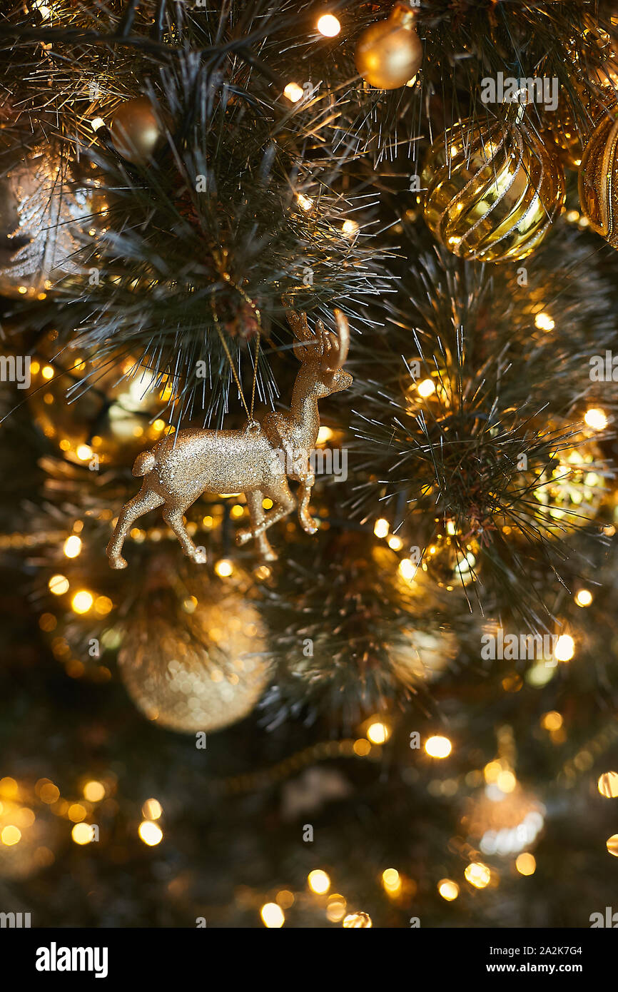 Weihnachten Spielzeug Hirsch Am Weihnachtsbaum Elegantes Neues Jahr Spielzeug Auf Einen Ast Girlande Auf Tanne Weihnachten Kugeln Und Sterne Konzept Der Neuen Jahr Urlaub Und Stockfotografie Alamy