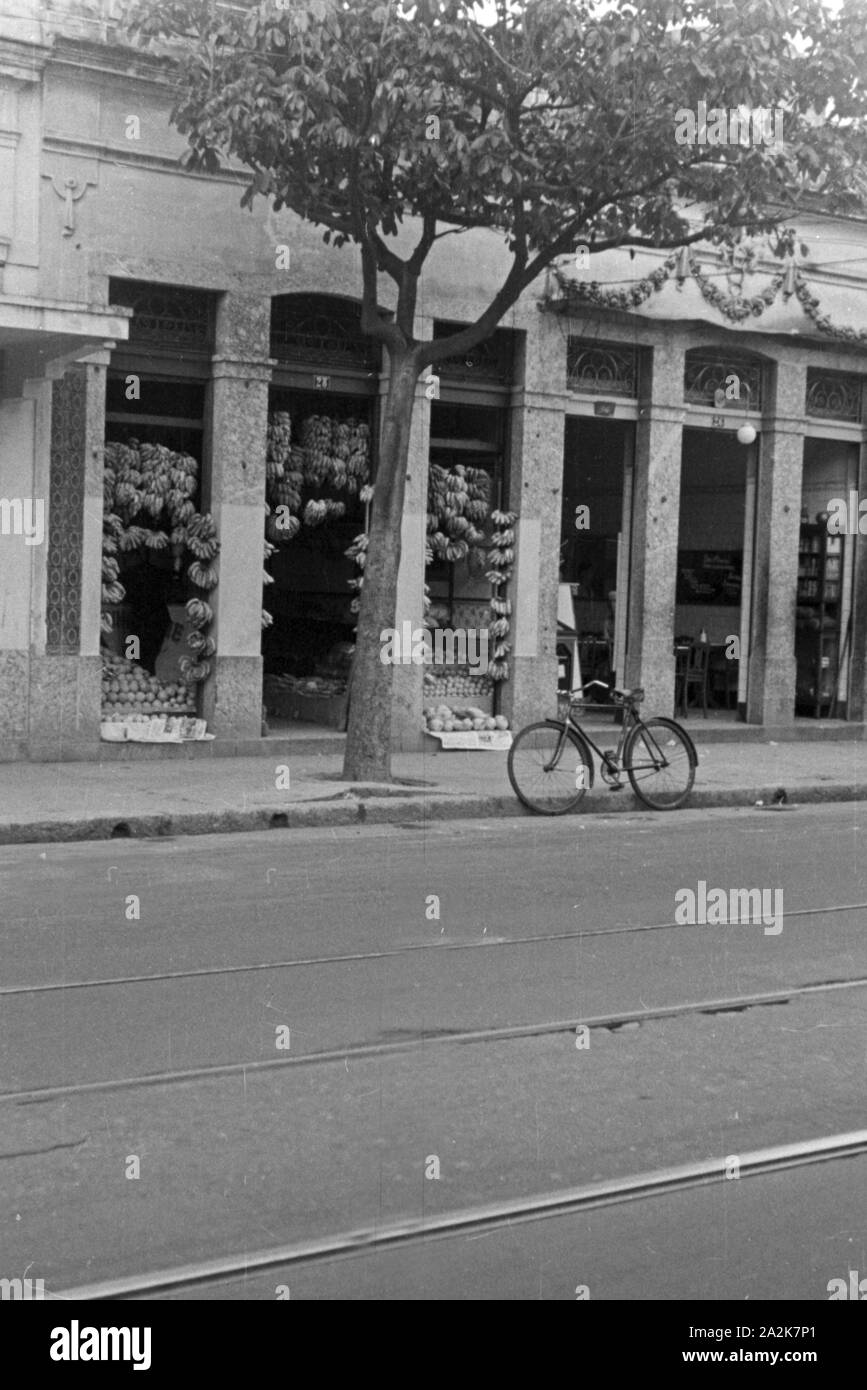Ein Fahrrad lehnt vor einem obstgeschäft in Ri de Janeiro, Brasilien 1930er Jahre. Ein Fahrrad vor einem Obst Shop bei Rio de Janeiro, Brasilien 1930. Stockfoto