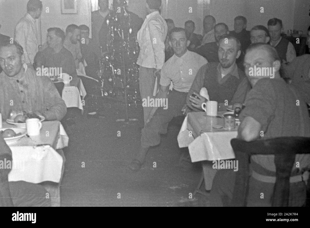 Weihnachten ein Bord des Walfangfabrikschiffs "Jan Wellem" im Eismeer der Antarktis, 1930er Jahre. Weihnachten an Bord des Fabrikschiffes, "Jan Wellem" in der Antarktis, Meer, 1930er Jahre. Stockfoto