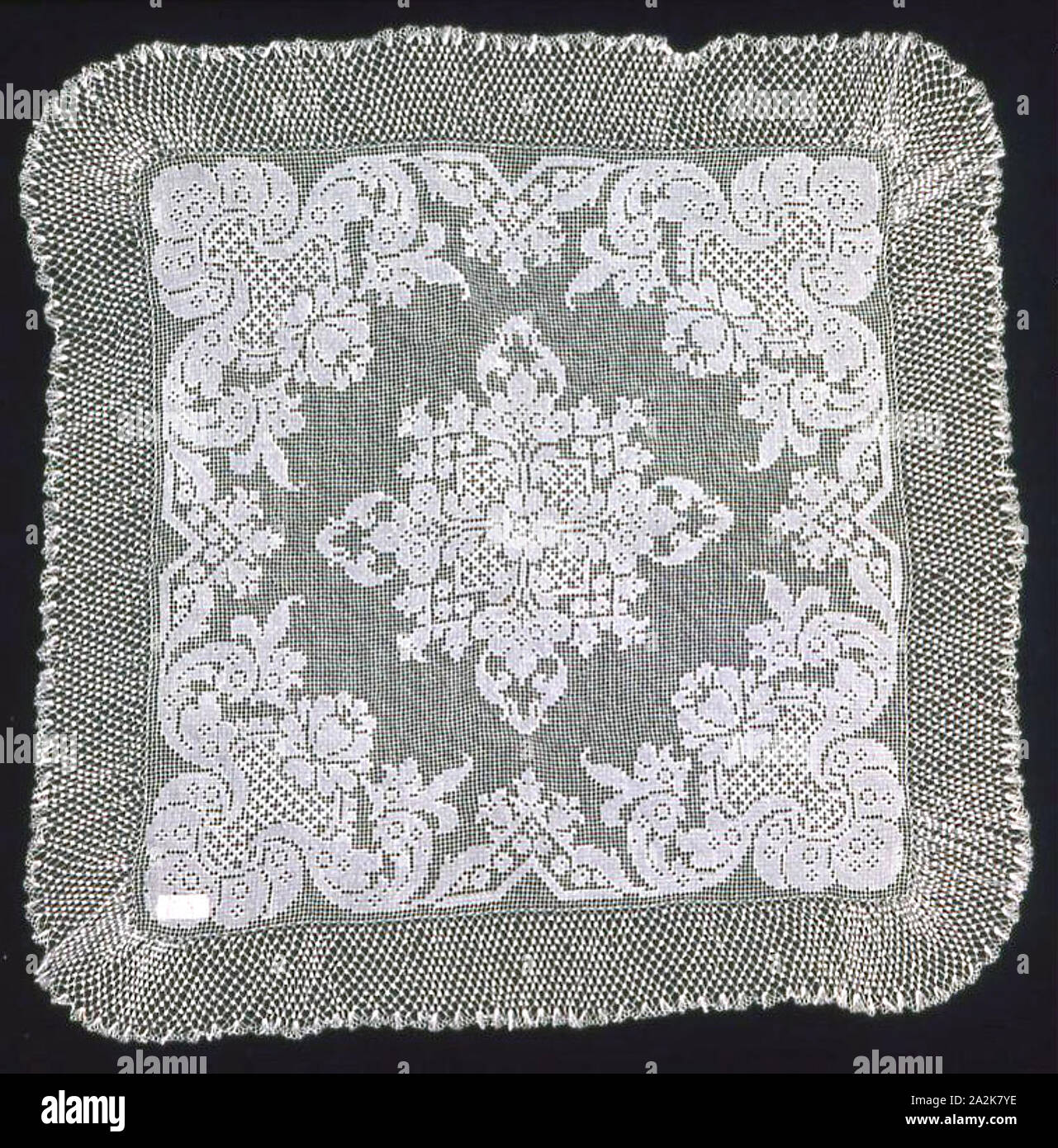 Deckchen, 1850/1900, Europa oder USA, Europa, Baumwolle, geknotet square Netting, bestickt in Tuch stitch (lacis oder Filet), umrandete mit Abgeästete Netting, 42,2 × 42,8 cm (16 5/8 x 16 7/8 in Stockfoto