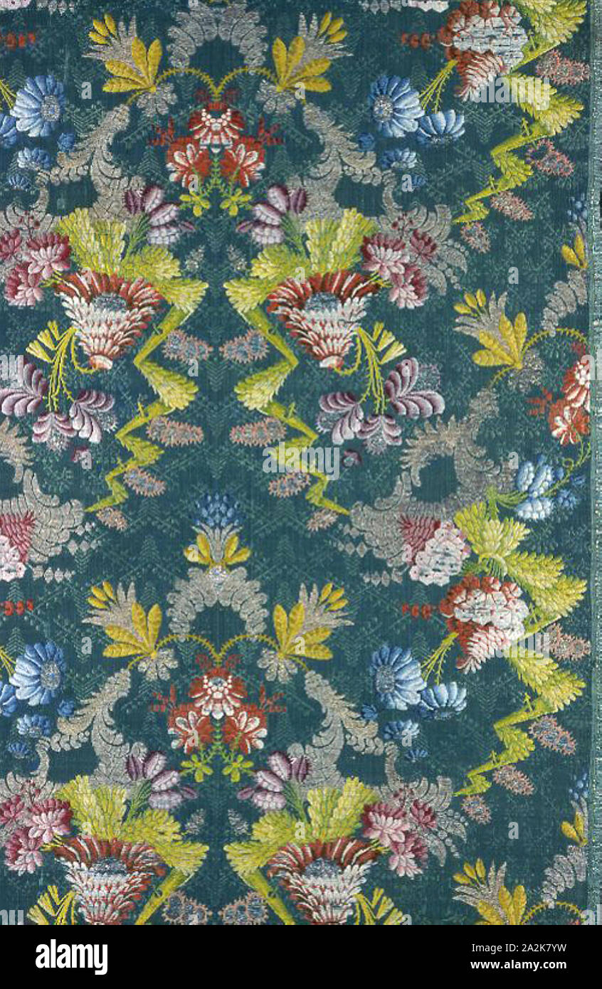 Panel, 1750/1800, Frankreich, Seide und goldfarbenen Streifen um einen silk fiber Kern gewickelt, in Leinwandbindung, mit ergänzenden Musterung und brocading Tressen, 67.5 x 55 cm (26 1/2 x 21 5/8 in Stockfoto