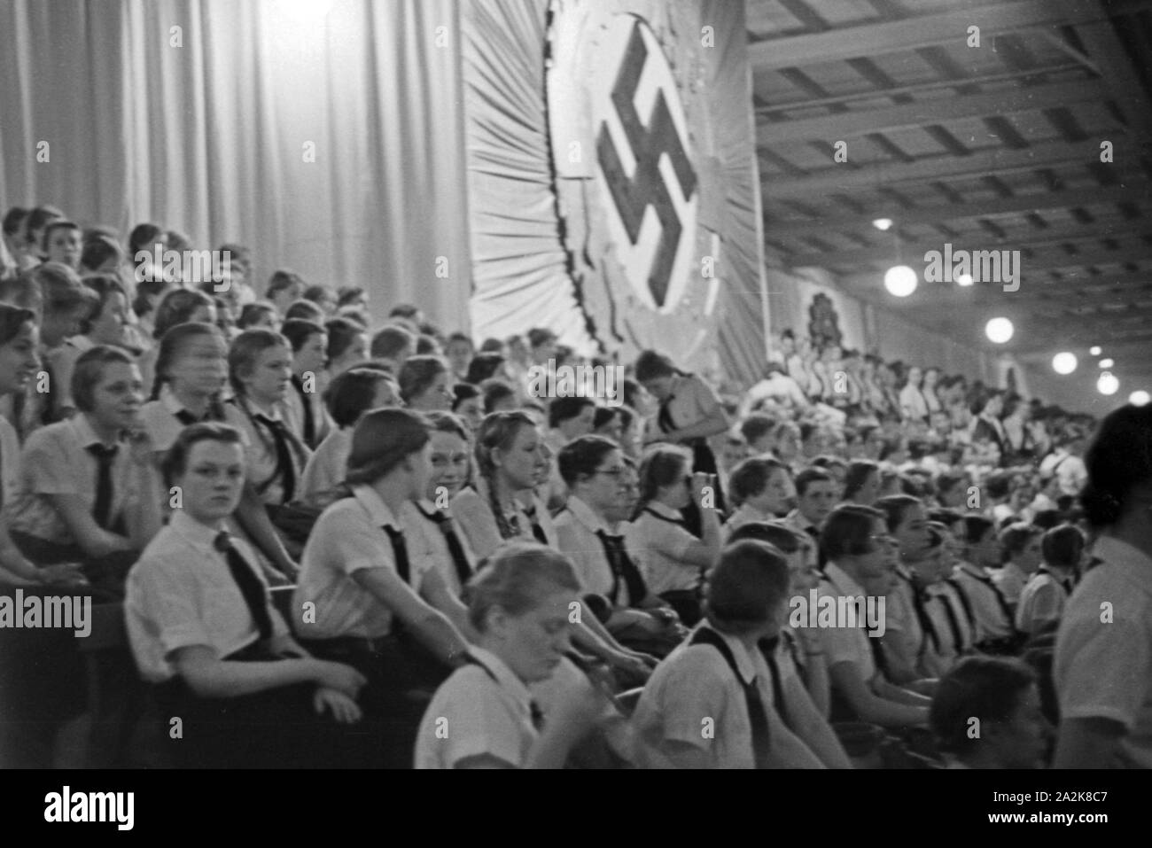 BdM-Mädchen bei einer Parteiveranstaltung der NSDAP und HJ 1936 Reichssieger, Deutschland 1930er Jahre. BdM-Mädchen an einer Nsdap-Veranstaltung für die Hitlerjugend Reichssieger Wettbewerb 1936, in Deutschland 1930. Stockfoto