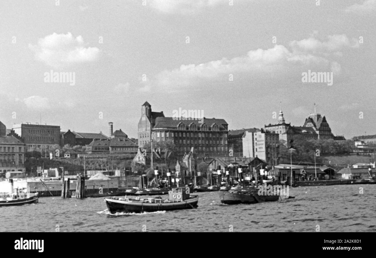 Barkassen an den Landungsbrücken in St. Pauli in Hamburg, Deutschland 1930er Jahre. Lastkähne auf St. Pauli Hamburg Port Jetty, Deutschland 1930. Stockfoto