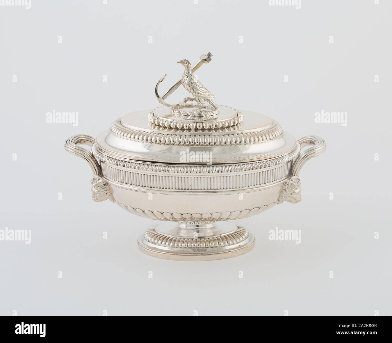 Sauce Terrine und die Abdeckung von der Haube, 1807/08, Paul Storr, Englisch, 1771-1844, London, England, Silber 17,8 × 22,9 × 13 cm (7 × 9 × 5 1/8 in. Stockfoto