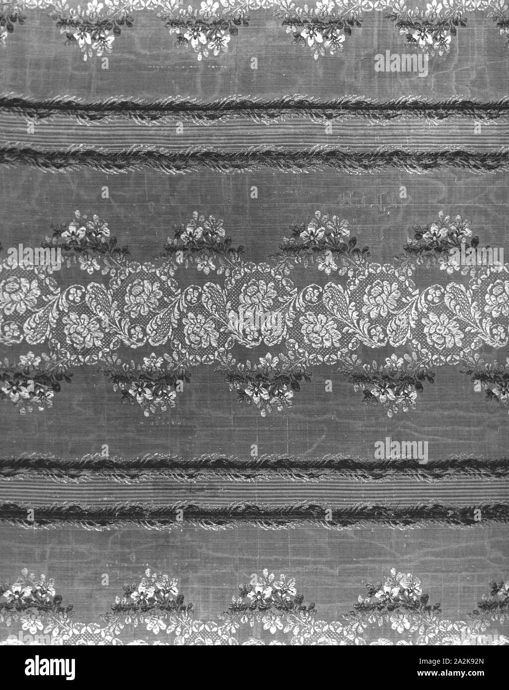 Panel, C. 1755, England oder Frankreich, England, Seide, Warp-Streifen in Leinwandbindung mit ergänzenden Musterung verzieht sich gebunden durch zusätzlichen verbindlichen Tressen, 40,3 × 145 cm (15 7/8 x 57 11/8 in Stockfoto