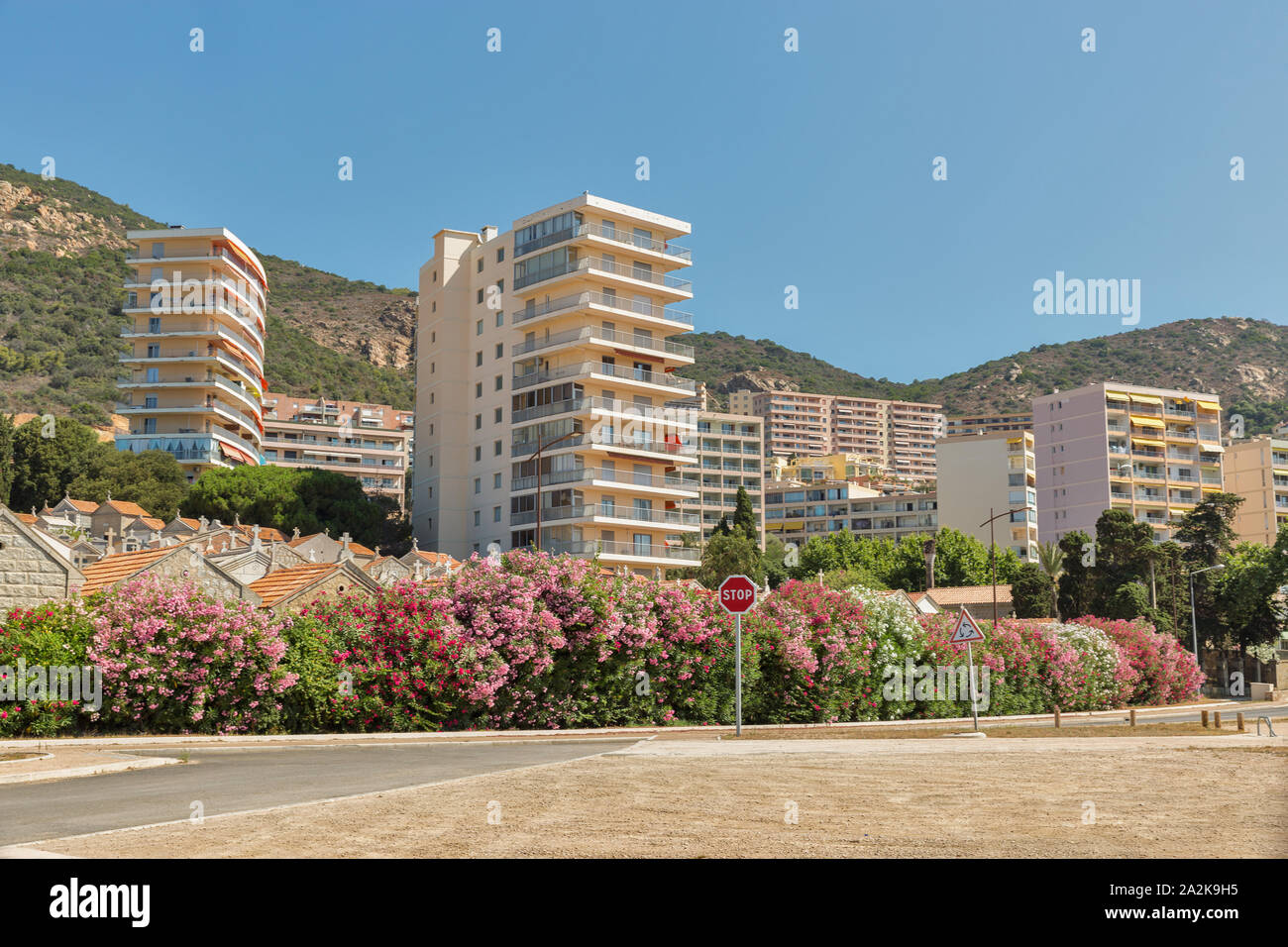 Gebäude der Wohnviertel in der Nähe des alten Friedhofs. Ajaccio, Korsika, Frankreich. Stockfoto