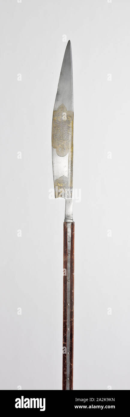 Glaive für die Leibwächter des Königs von Hunger und Böhmen (später Kaiser) Maximilian II., 1563, Austrian, Austrian, Stahl, Eisen, Vergoldung, Eiche und Seide Textil (Samt), Blade mit Buchse L 65,4 cm (25 3/4 in Stockfoto