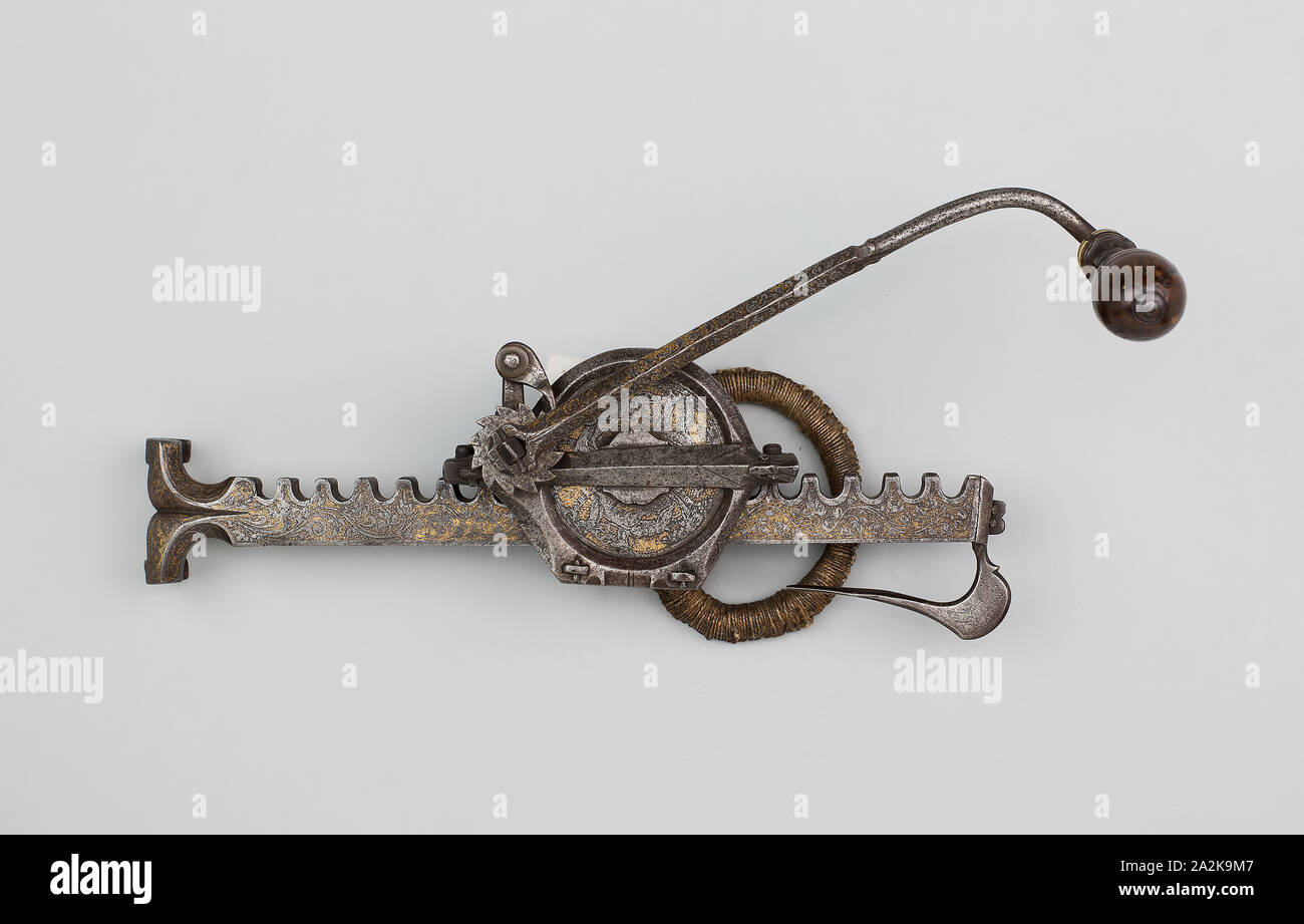 Cranequin (Wickler) für einen sportlichen Armbrust, 1550/1600, Deutsch, Marke: Star durch die Buchstaben H W, Deutschland, Stahl mit Vergoldung, Holz, Horn, überwunden, und Netzkabel, L. (Gesamt) 33,9 cm (13 3/8 in Stockfoto