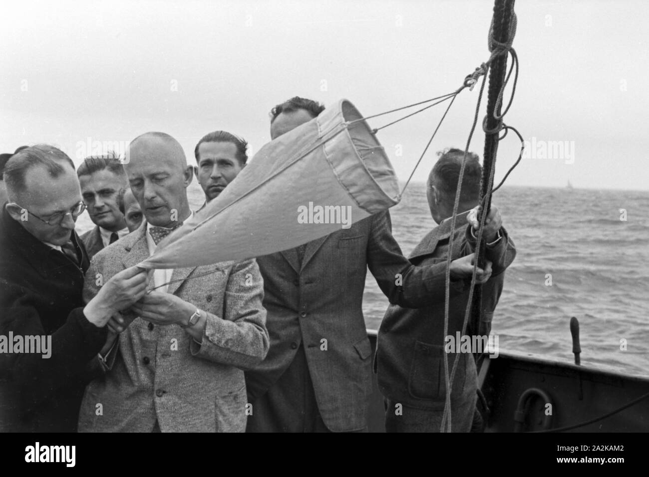 Makrelenfischerei der Insel Helgoland in der Nordsee, Deutschland 1940er Jahre. Makrelen angeln in der Nähe von Helgoland an der Nordsee, Deutschland 1940. Stockfoto