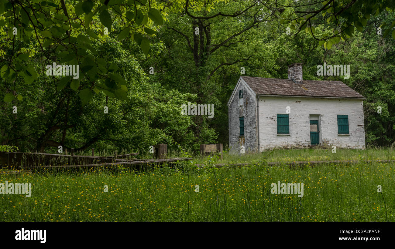 Lock keepers weißes Haus mit grünen Fensterläden und Türen auf der Chesapeake und Ohio Canal Stockfoto