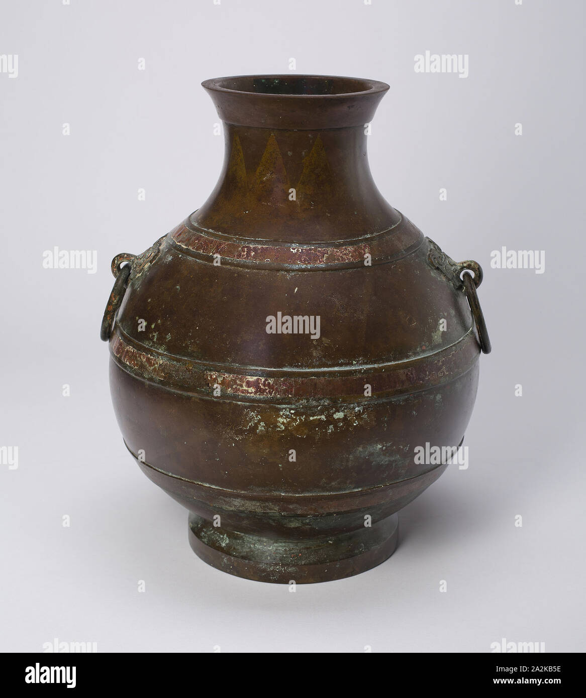 Wein Jar (Hu), östliche Zhou Dynastie, Warring States oder Westlichen Han-Dynastie, 3./2.Jahrhundert v. Chr., China, Bronze, H 32,4 cm (12 3/4 in.) Durchmesser. 25,5 cm Stockfoto