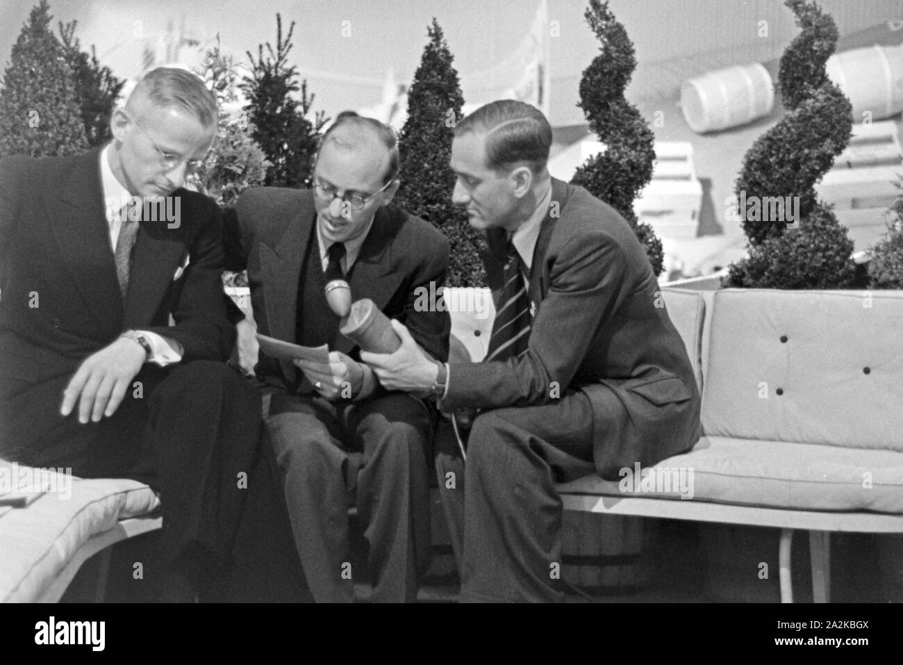 Rundfunkreporter bei einem Interview mit der Messe Leipzig, Deutschland 1940er Jahre. Radio Reporter interviewen auf der Leipziger Messe, Deutschland 1940. Stockfoto