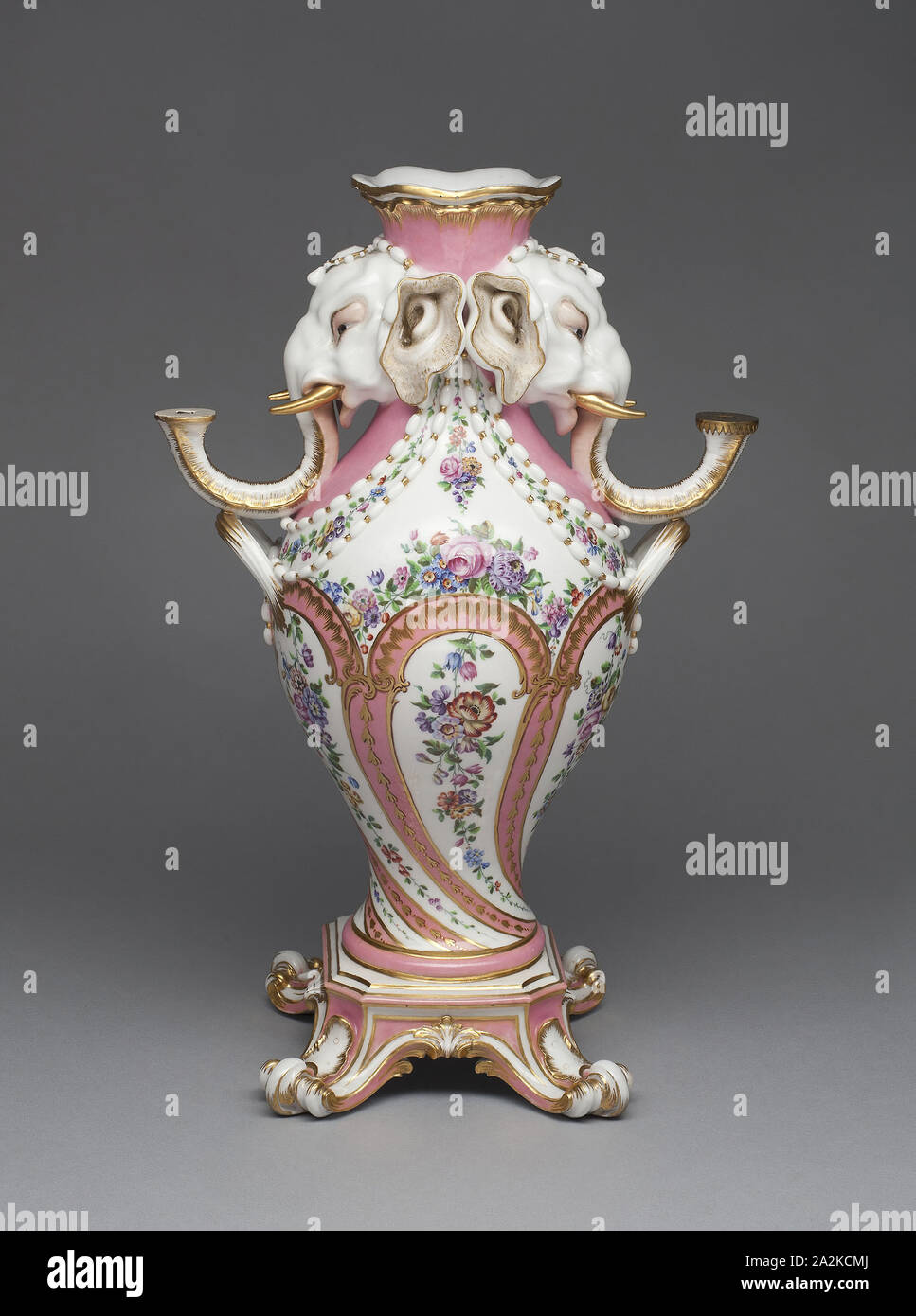 Elefant Armleuchter Vase (Vase à Tête d'Eléphant), 1757/58, Sèvres Porzellan Manufaktur, Französisch, gegründet 1740, Design zugeschrieben, Jean-Claude Duplessis (Französisch, aktive 1745/48 -1774, gestorben 1783), gemalt von Pierre-Louis-Philippe Armand (Französisch, aktive 1758-1781), Sèvres, weiche Hartporzellan, mehrfarbigen Emaillen und Vergoldung, 39,2 cm (15 7/16 Stockfoto