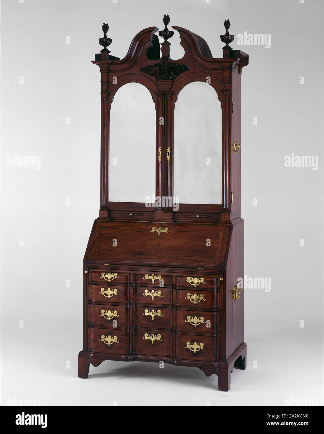 Schreibtisch, Bücherregal, 1750/70, American, 18. Jahrhundert, Boston, Boston, Mahagoni, rote Eiche und Kiefer, 238,7 × 104,8 × 61 cm (94 × 41 1/2 x 24 in Stockfoto