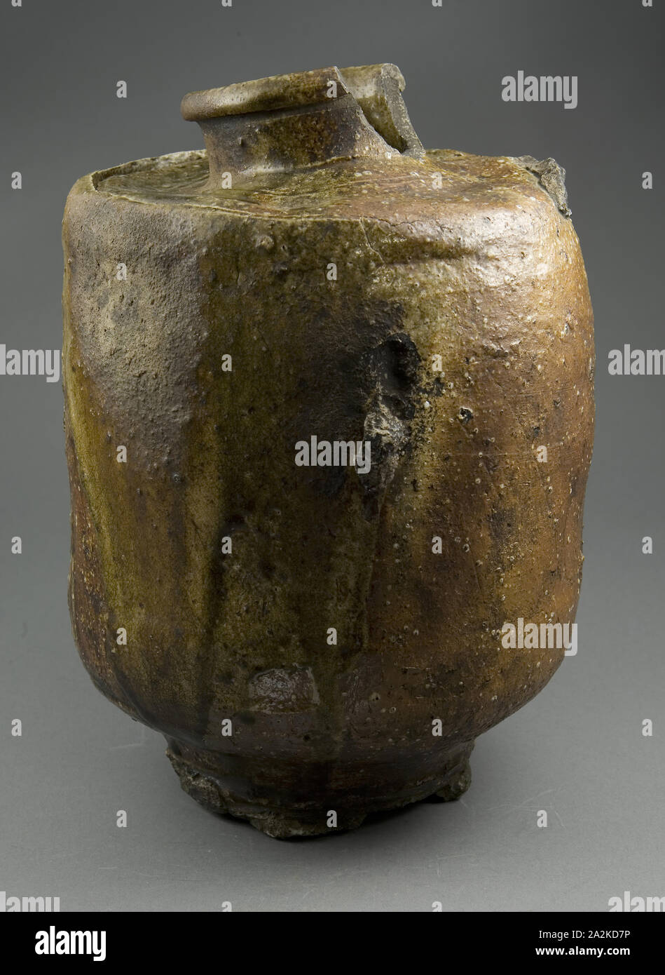 Iga-ware Jar, Ende 16. Jahrhundert, Japan, Glasiertes Steinzeug, 33,0 x 24,5 cm (13 x 9 5/8 Zoll Stockfoto