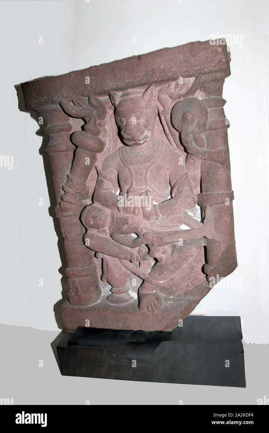 Man-Lion Inkarnation des Gottes Vishnu (narasimha) Disemboweling König Hiranykashipu, 10./11. Jahrhundert, Indien, Madhya Pradesh, Madhya Pradesh, Roter Sandstein, 49,5 x 21,6 x 8,9 cm (19 1/2 x 14 3/8 x 3 1/2 in. Stockfoto
