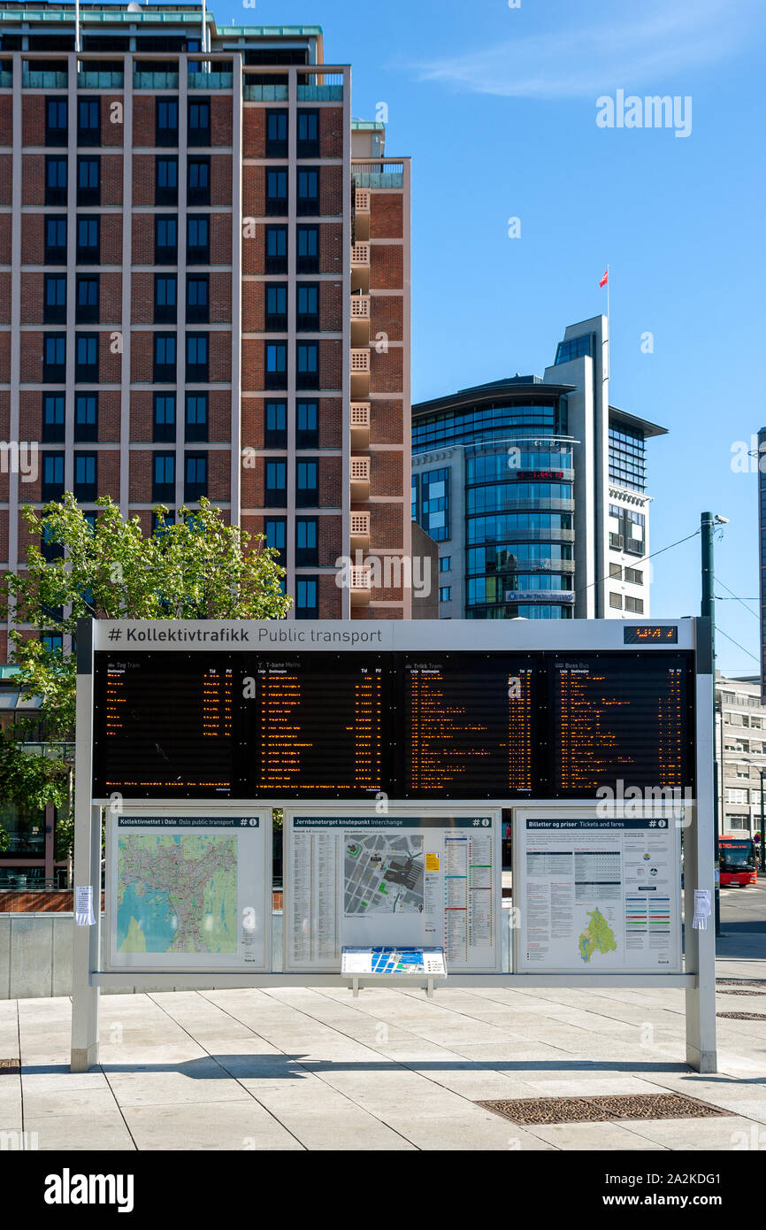 Oslo, Norwegen - 16.JULI 2011: Moderne elektronische Information Board mit öffentlichen Verkehrsmitteln in die Innenstadt von Oslo. Stockfoto