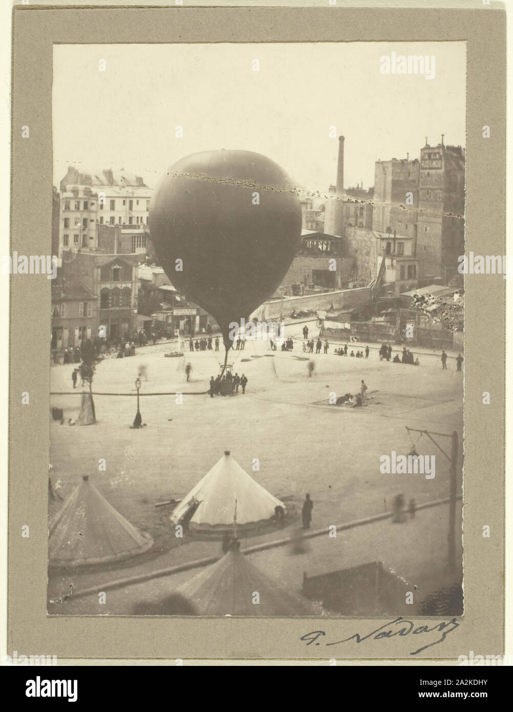 Le Neptune, Place Saint-Pierre à Montmartre, 23. September 1870, (Gaspard Felix Tournachon Nadar), Französisch, 1820-1910, Frankreich, Gelatine Silber drucken Ausdrucken, 10,1 × 7,4 cm (Bild/Papier), 11,6 × 8,8 cm (mount Stockfoto