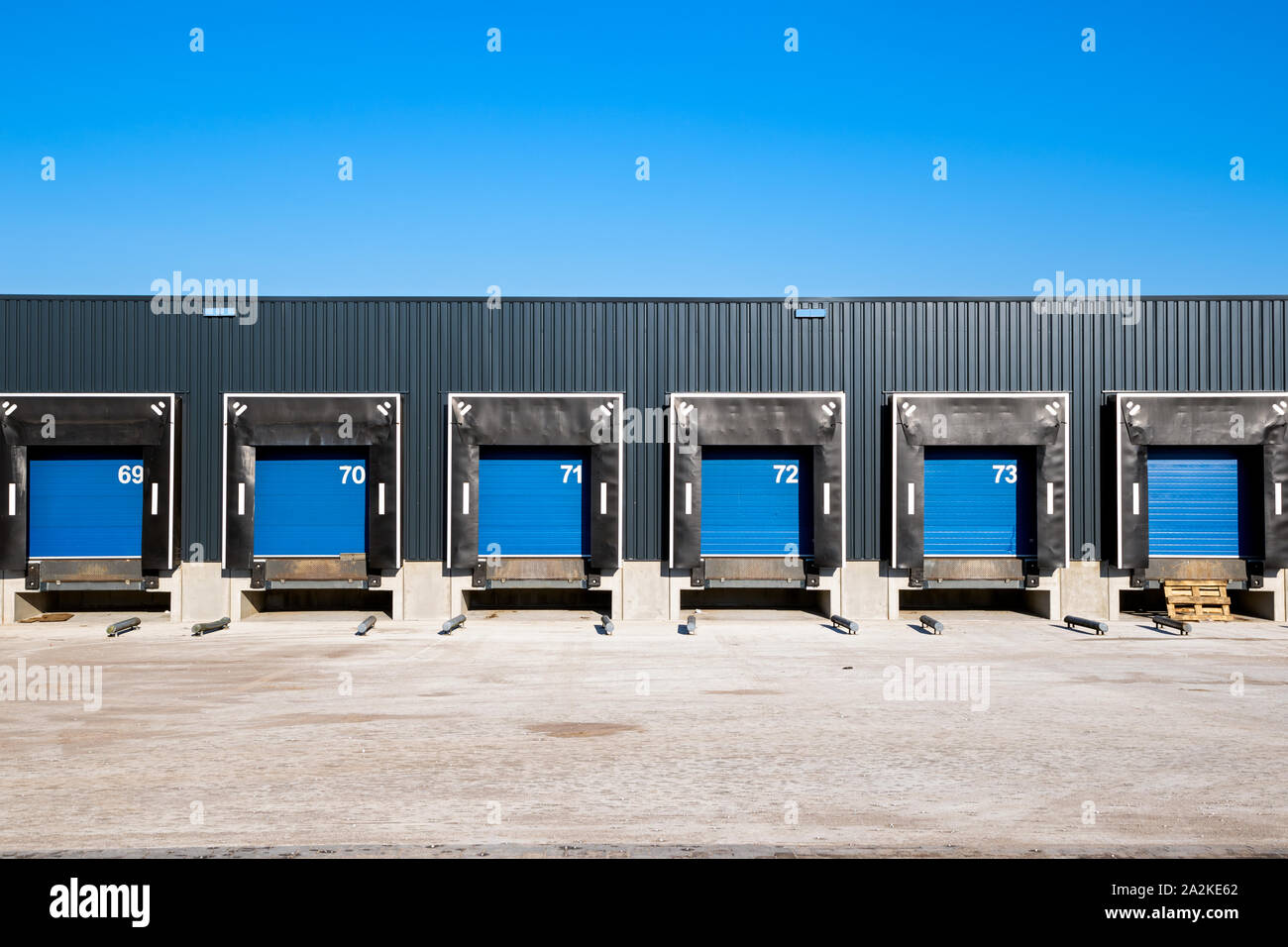 Reihe von Laderampen mit Shutter Türen auf Lager. Stockfoto