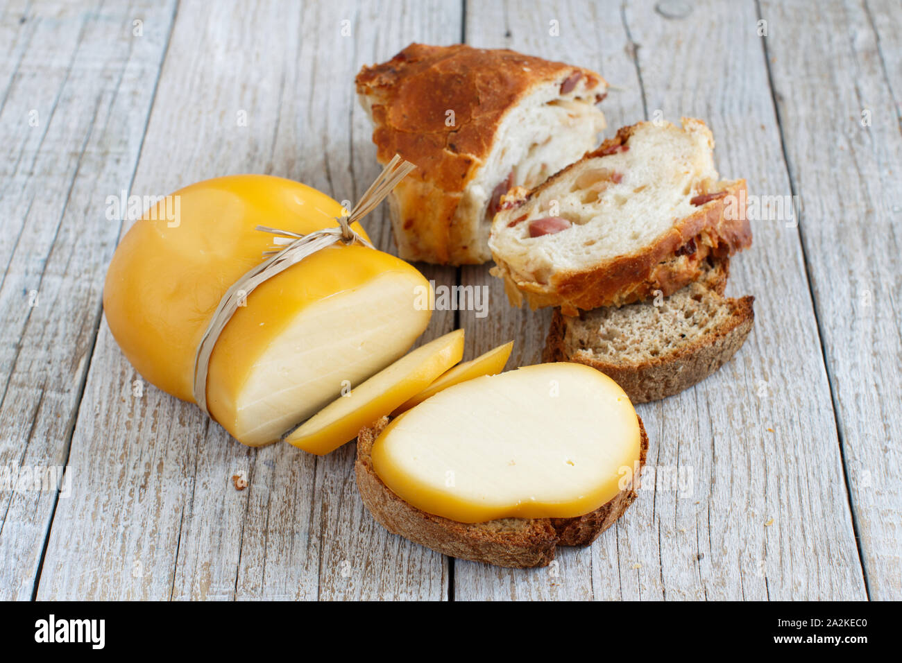 Scamorza, typische italienische geräucherter Käse und Brot auf hölzernen Tisch Stockfoto