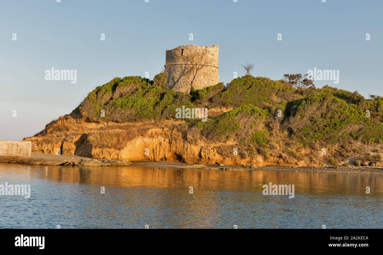 Diana genuesischen Turm im Vordergrund am Meer in Korsika, Frankreich. Stockfoto