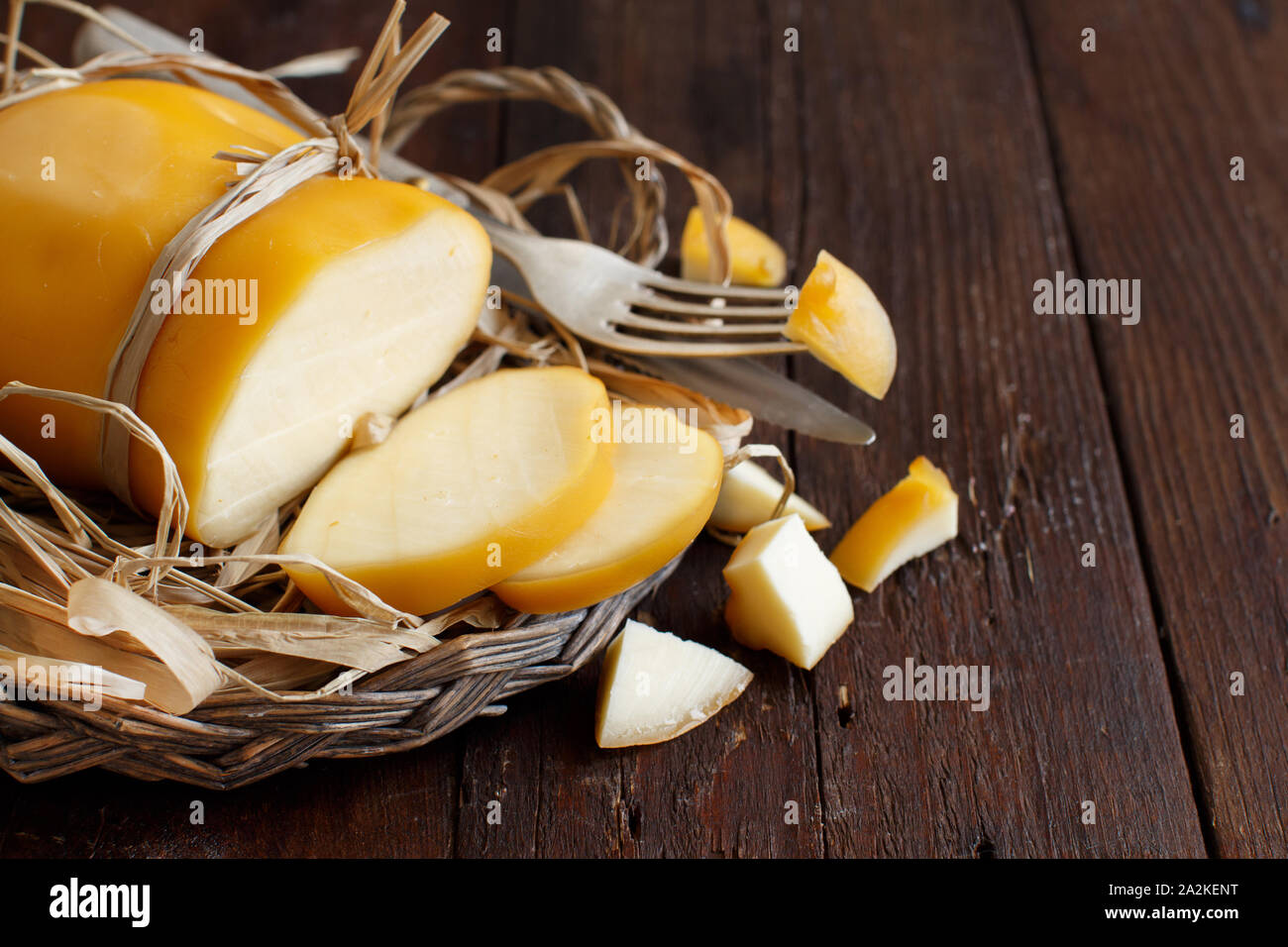 Scamorza, typische italienische geräucherter Käse auf hölzernen Tisch Stockfoto